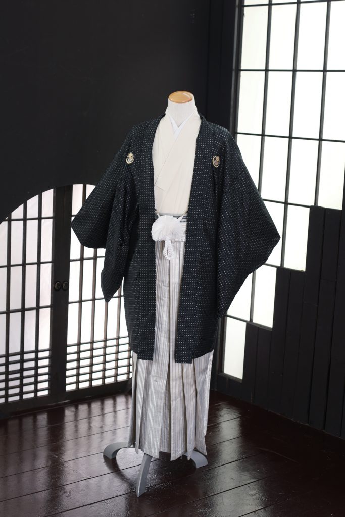 男袴黒の羽織とシルバーの袴