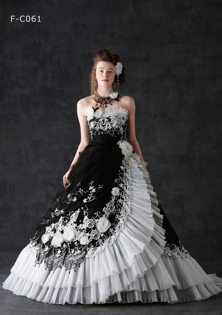 白と黒のウェディングドレス