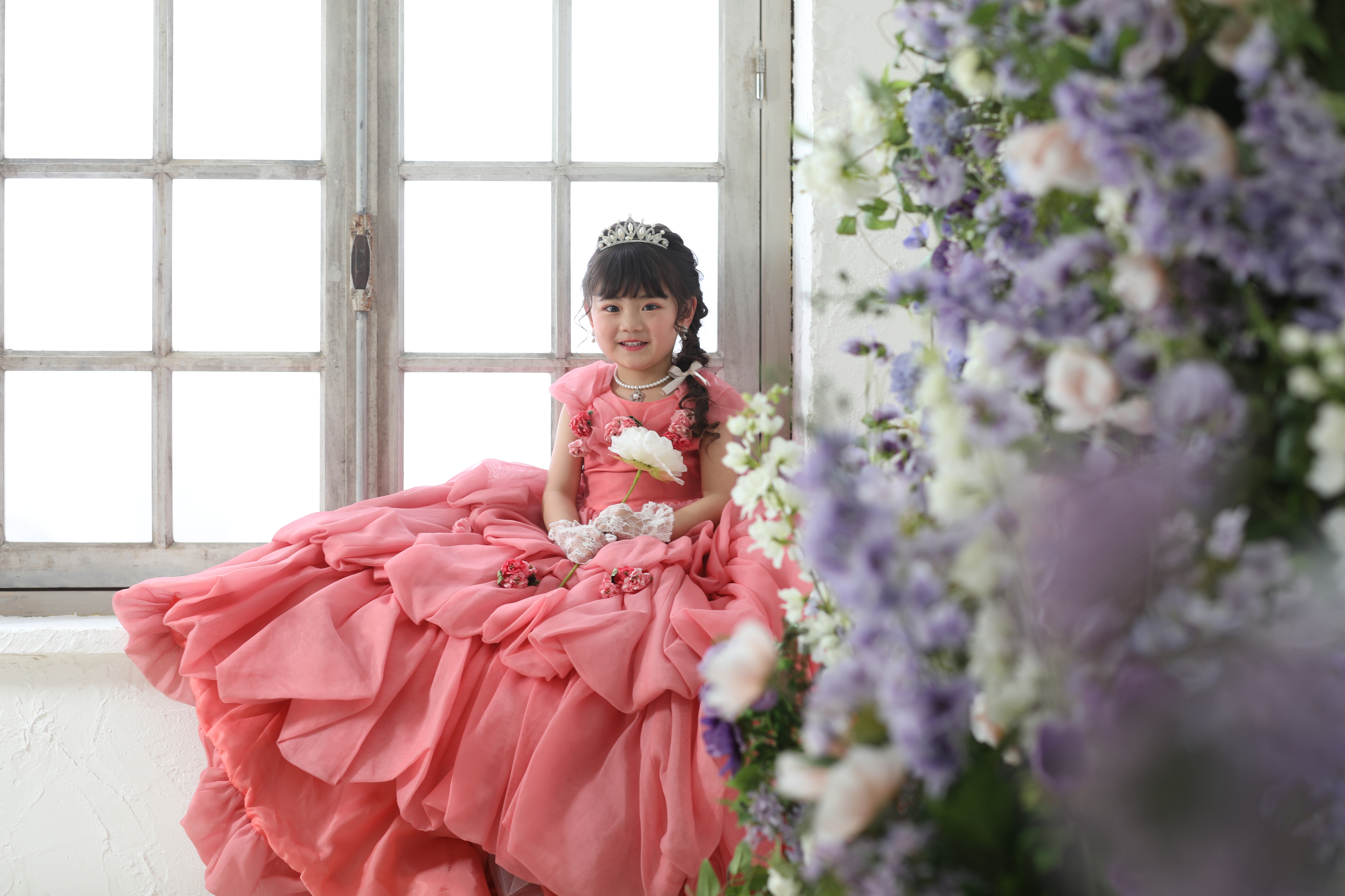 ピンク色のドレスを着た3歳の女の子