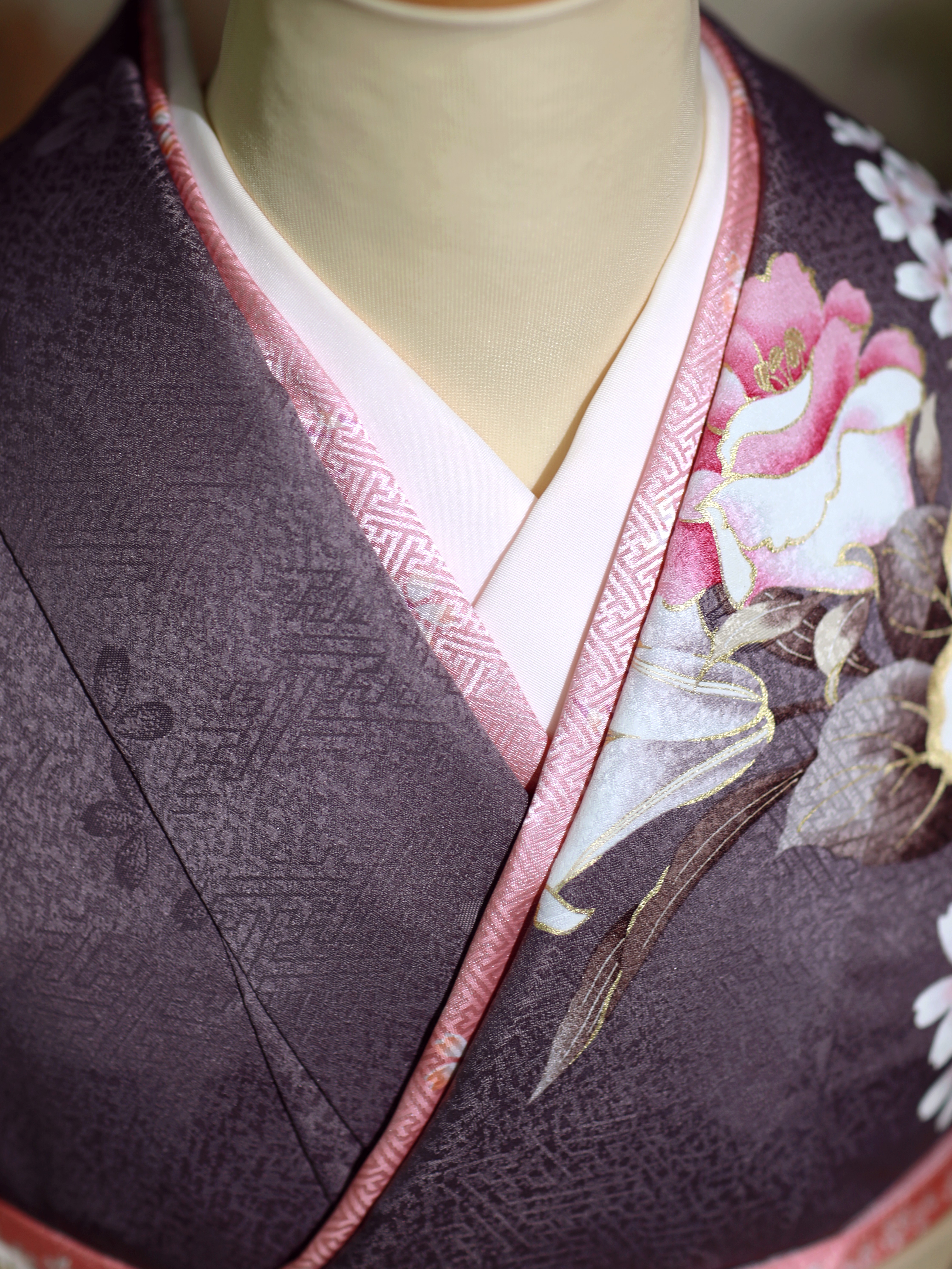 新作着物を使った卒業袴コーディネート ピンクの比翼が可愛い衿元の写真
