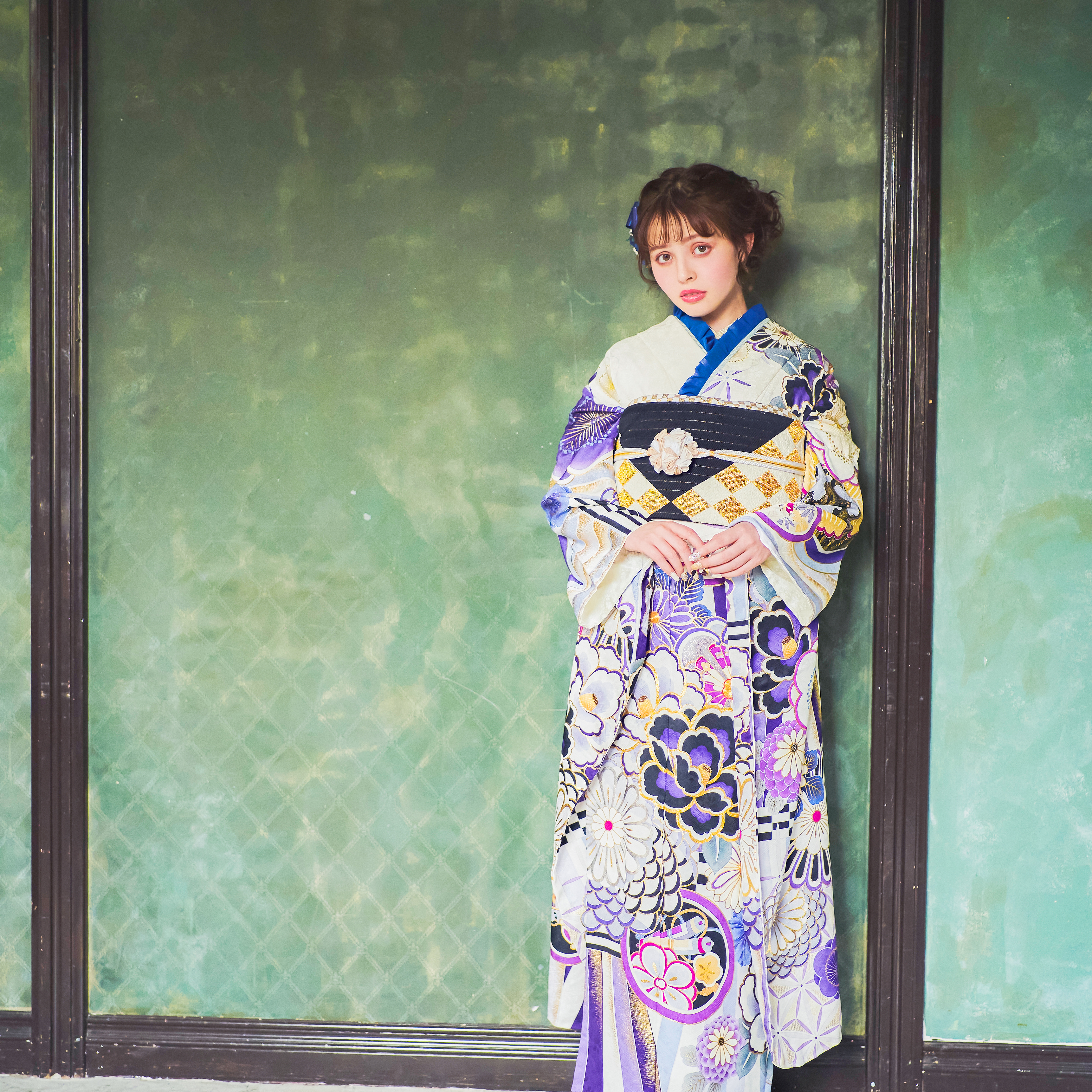 個性派さんにおすすめの白系振袖を着たモデルの画像