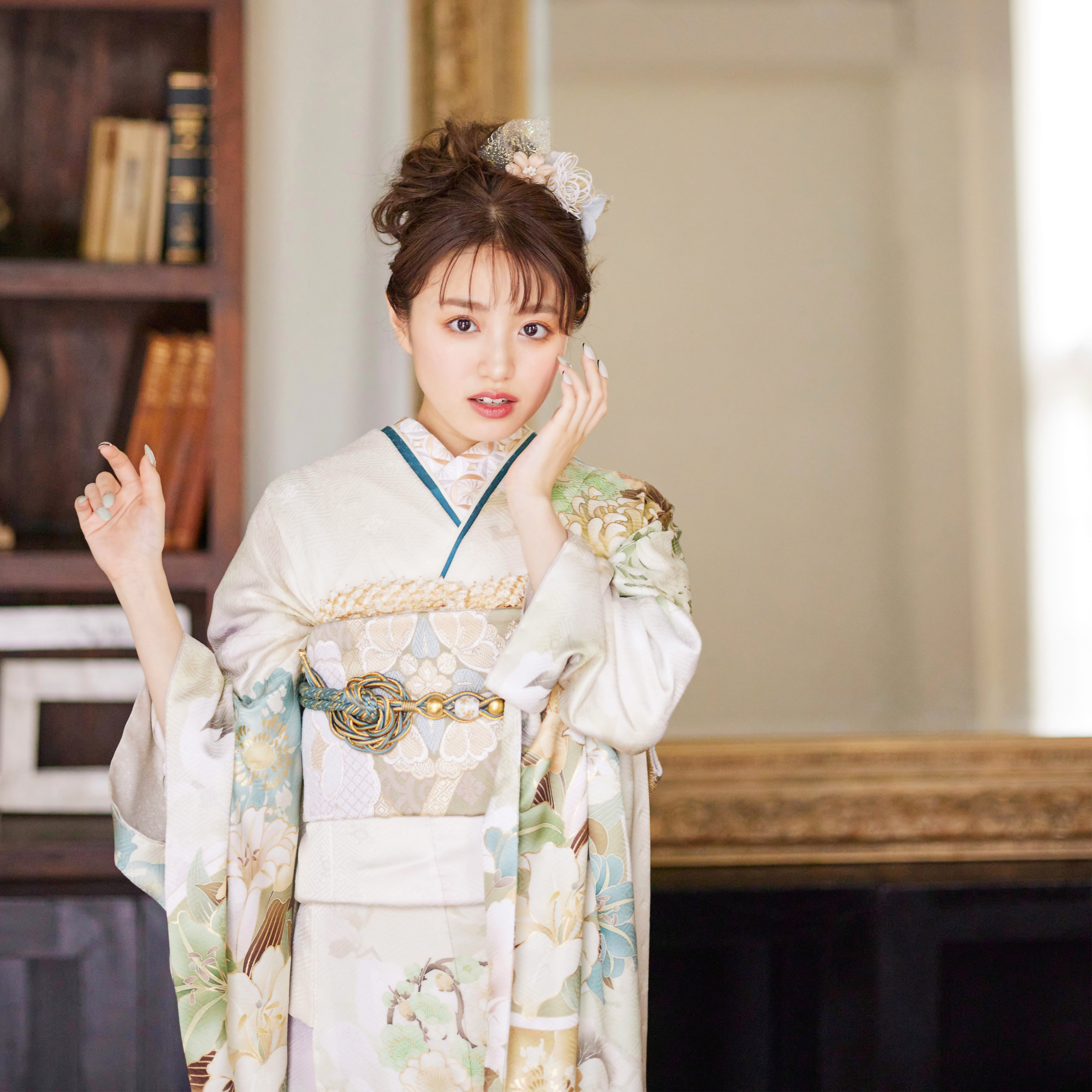 ナチュラルで今っぽい雰囲気が好きな方におすすめの白系振袖を着たモデルの画像