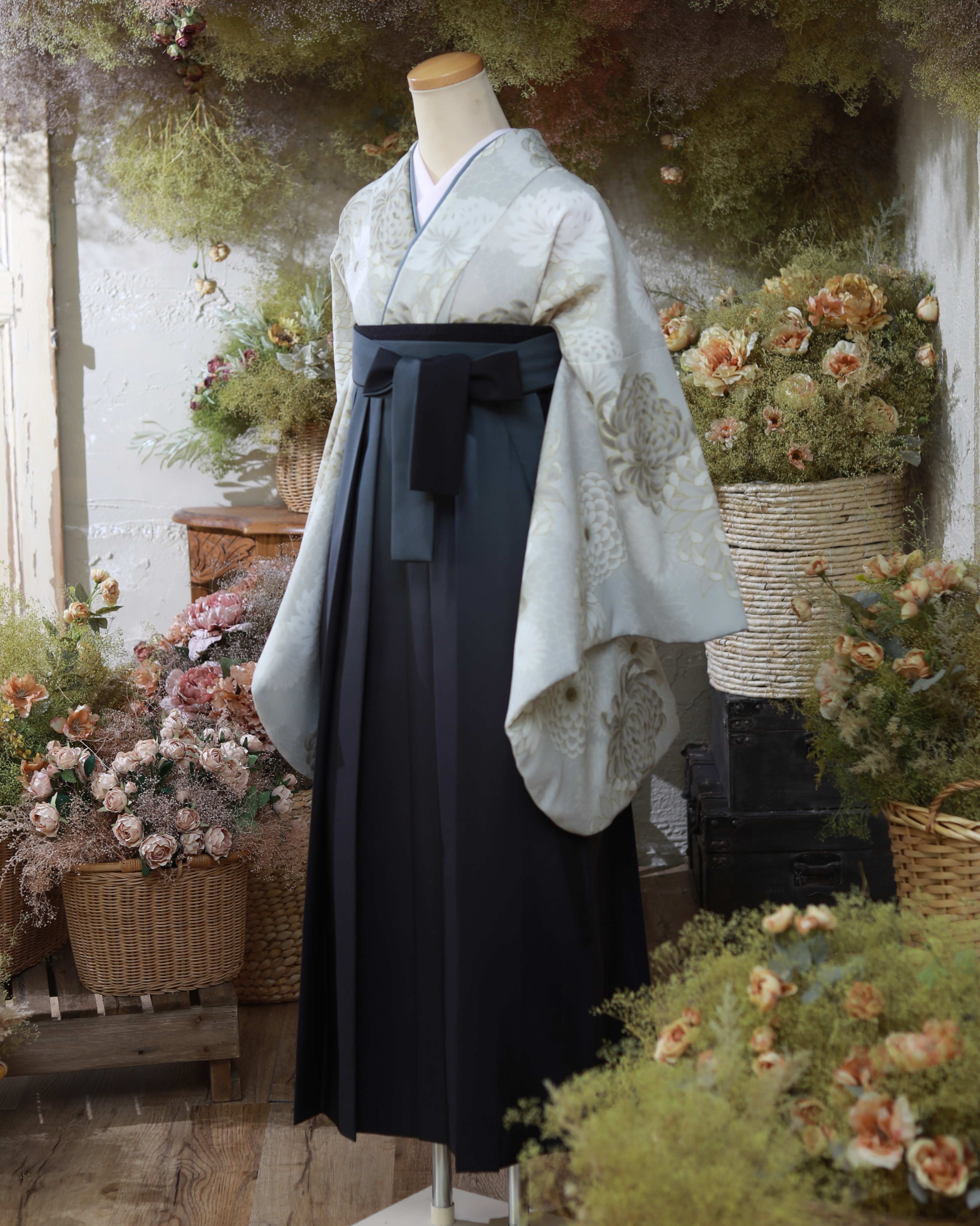 モードな魅力が光る♡グレージュ着物×グレー袴の洗練された卒業袴コーデ