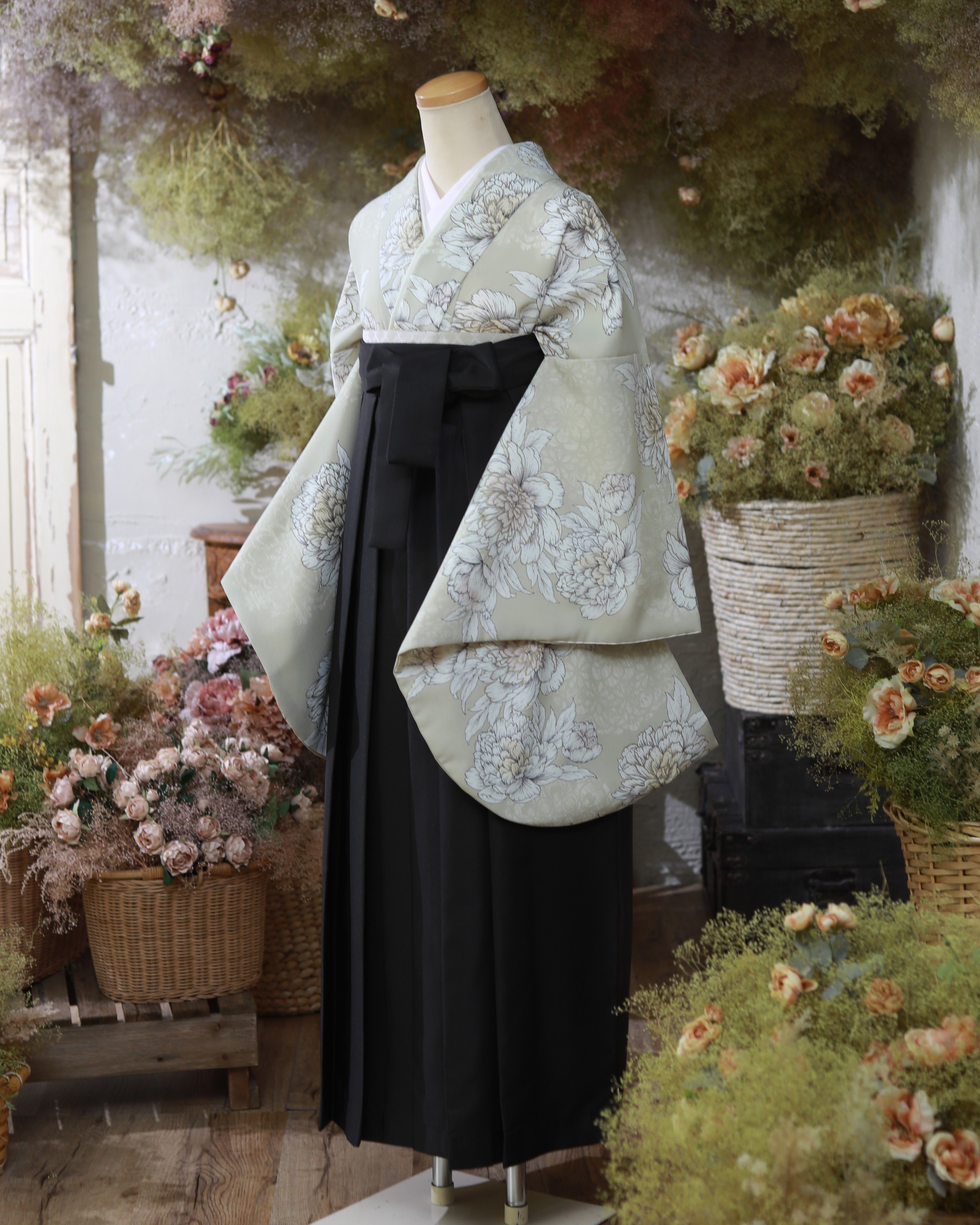 シックで洗練された印象に♡大柄着物×チャコールグレー袴の大人卒業袴コーデ