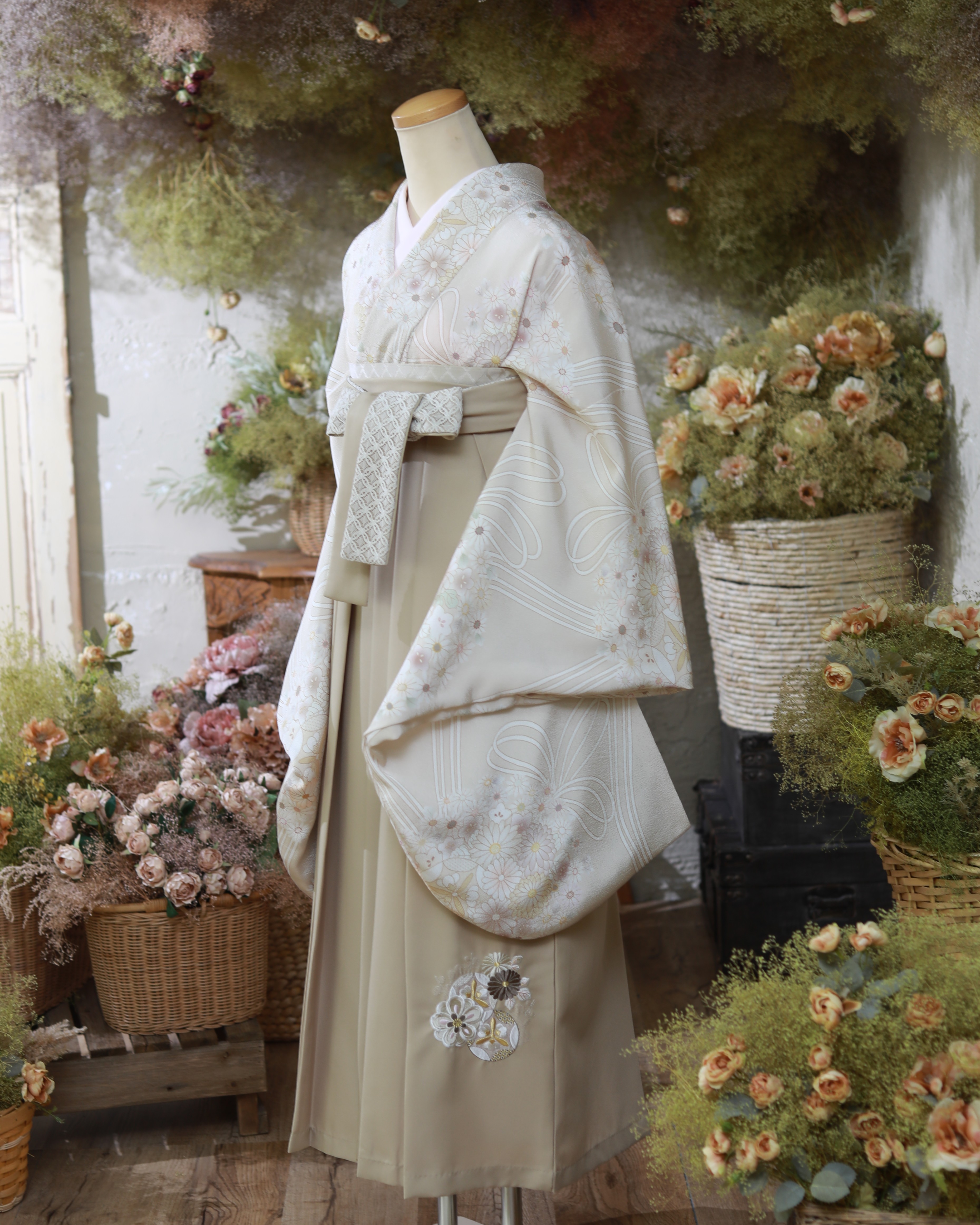 やわらかな印象が魅力♡ちりめん着物×ベージュ袴の可憐な卒業袴コーデ