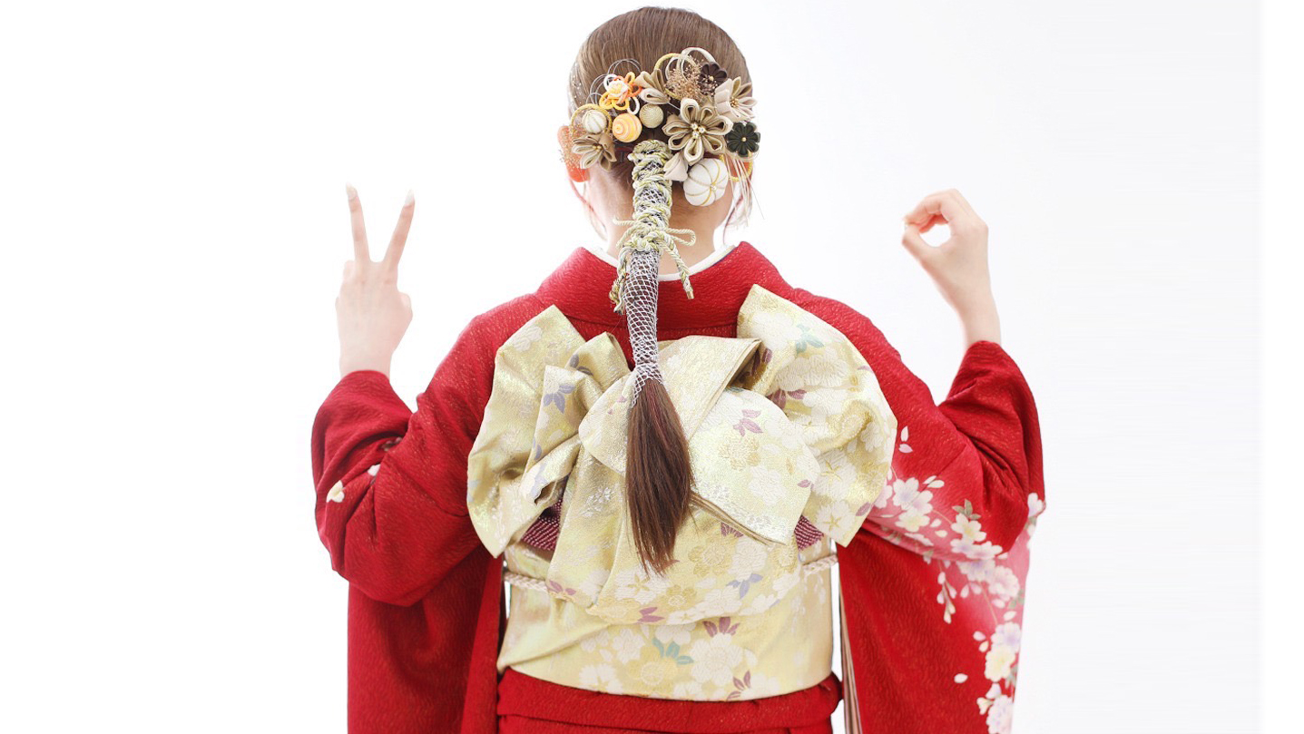 赤い振袖を着た20歳の女の子の後ろ姿