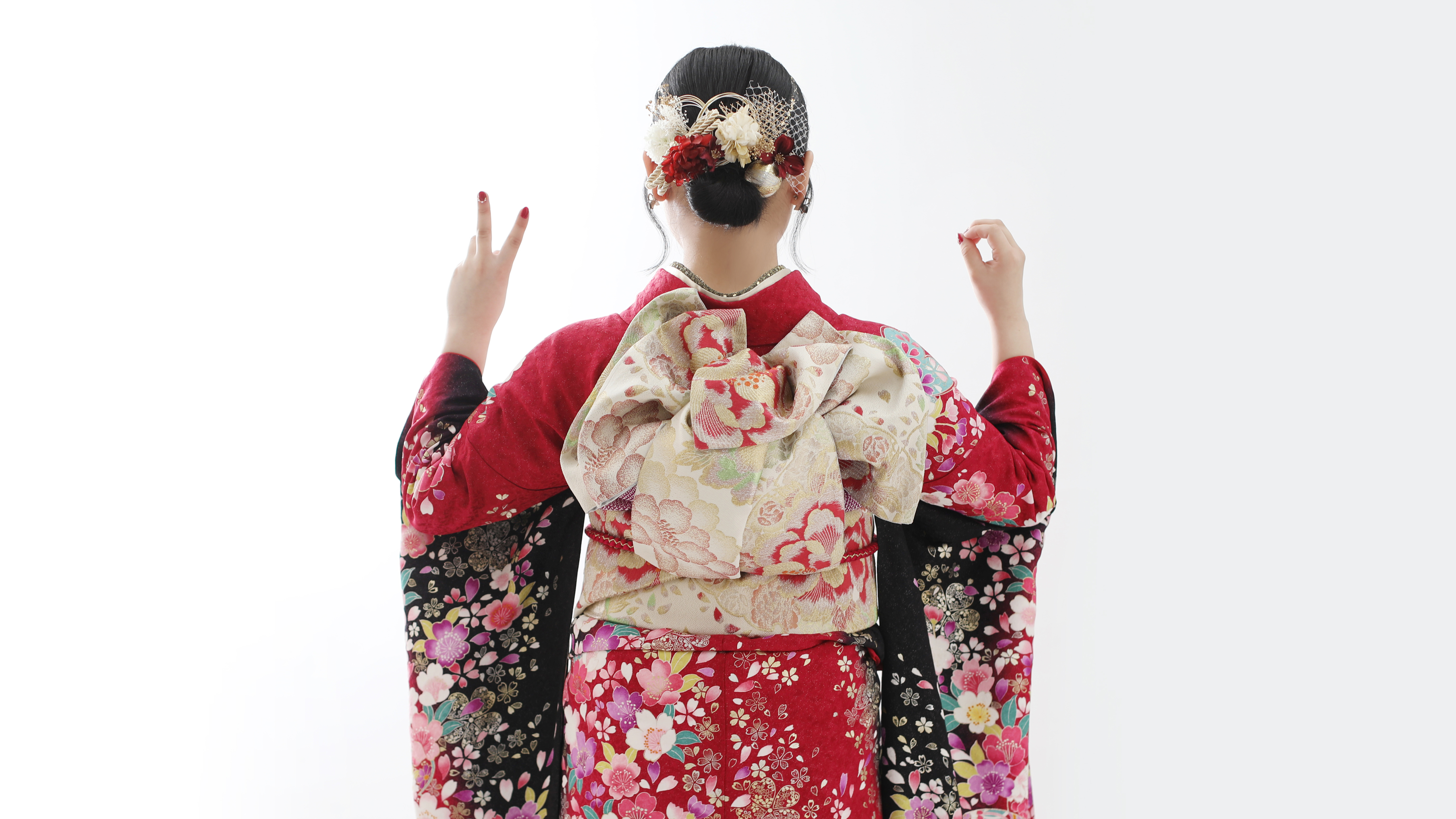 赤い振袖を着た20歳の女の子の後ろ姿