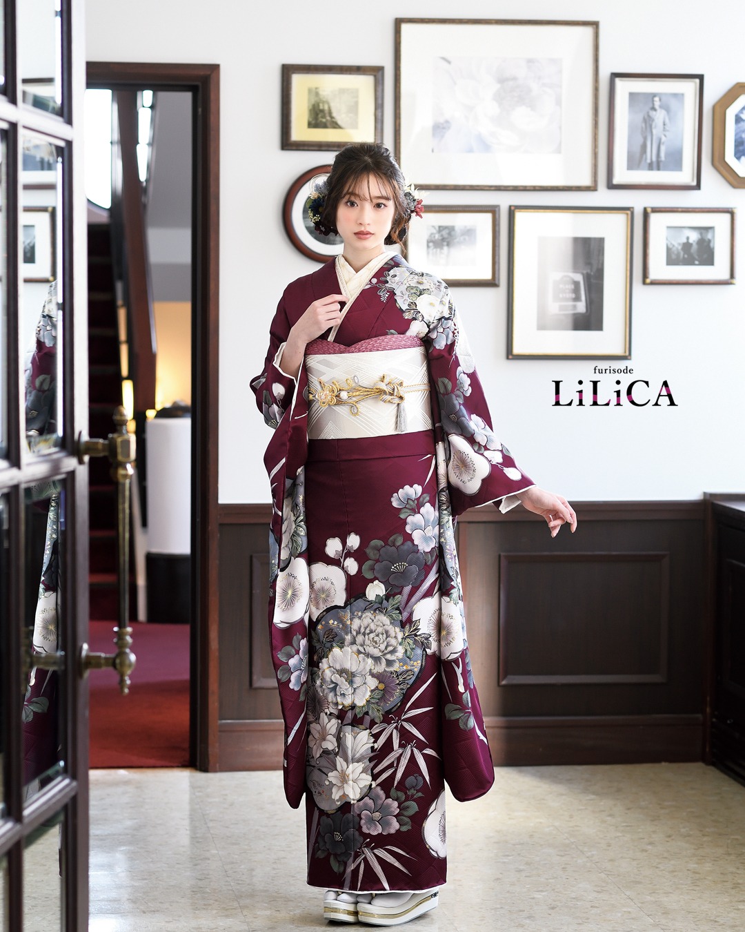 ワインレッドの新作振袖を着ている女の人の画像