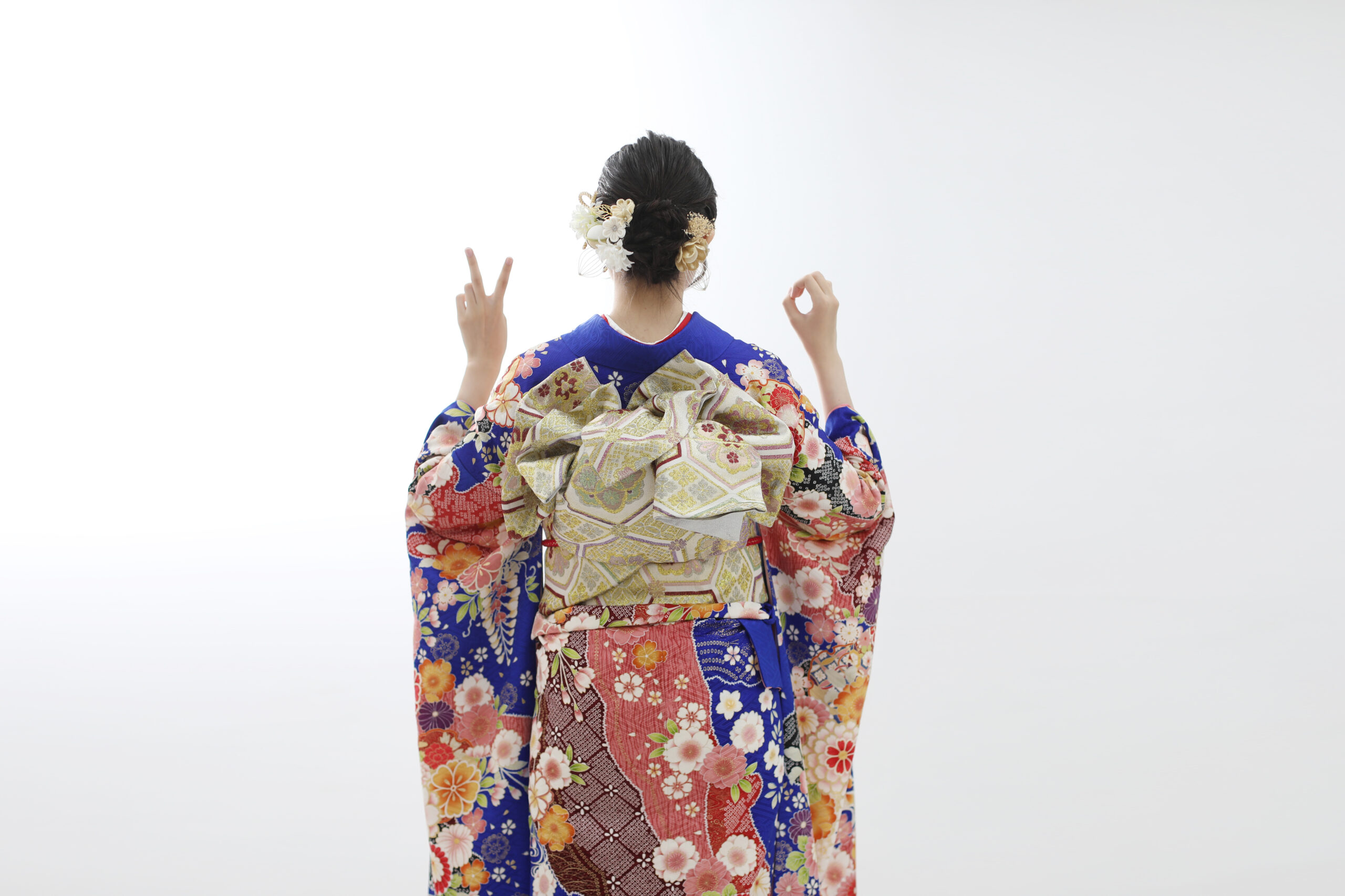 青色の振袖を着たお嬢様の後ろ姿