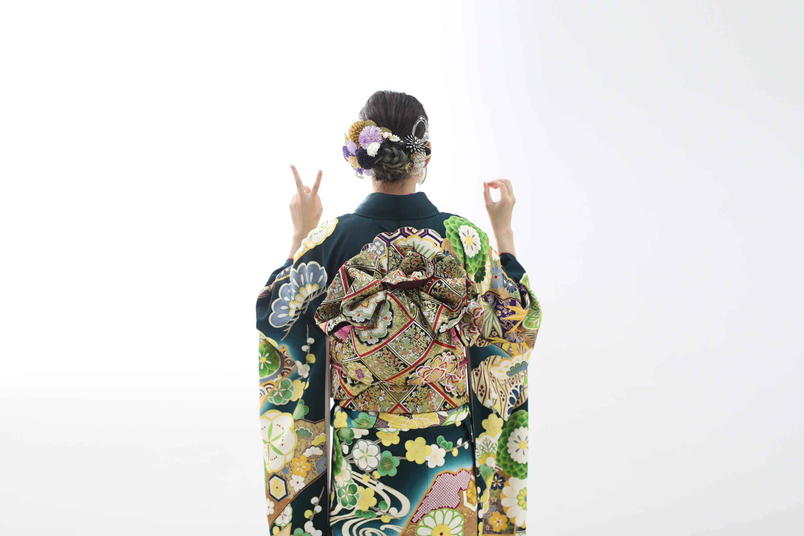 緑色の持込の振袖を着た20歳の女の子の後ろ姿