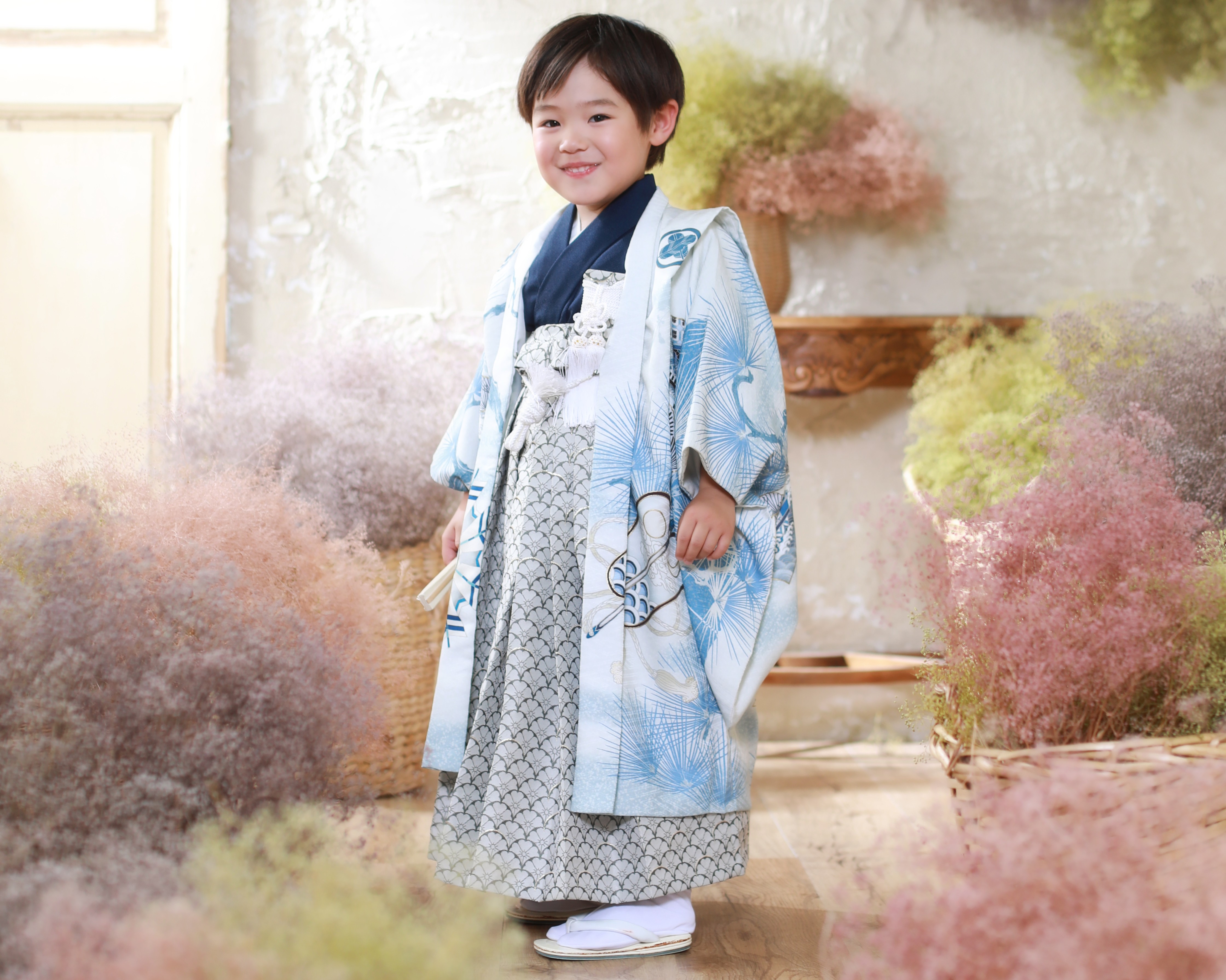 白×水色の着物を着てドライフラワーの背景で撮影した五歳男の子の写真
