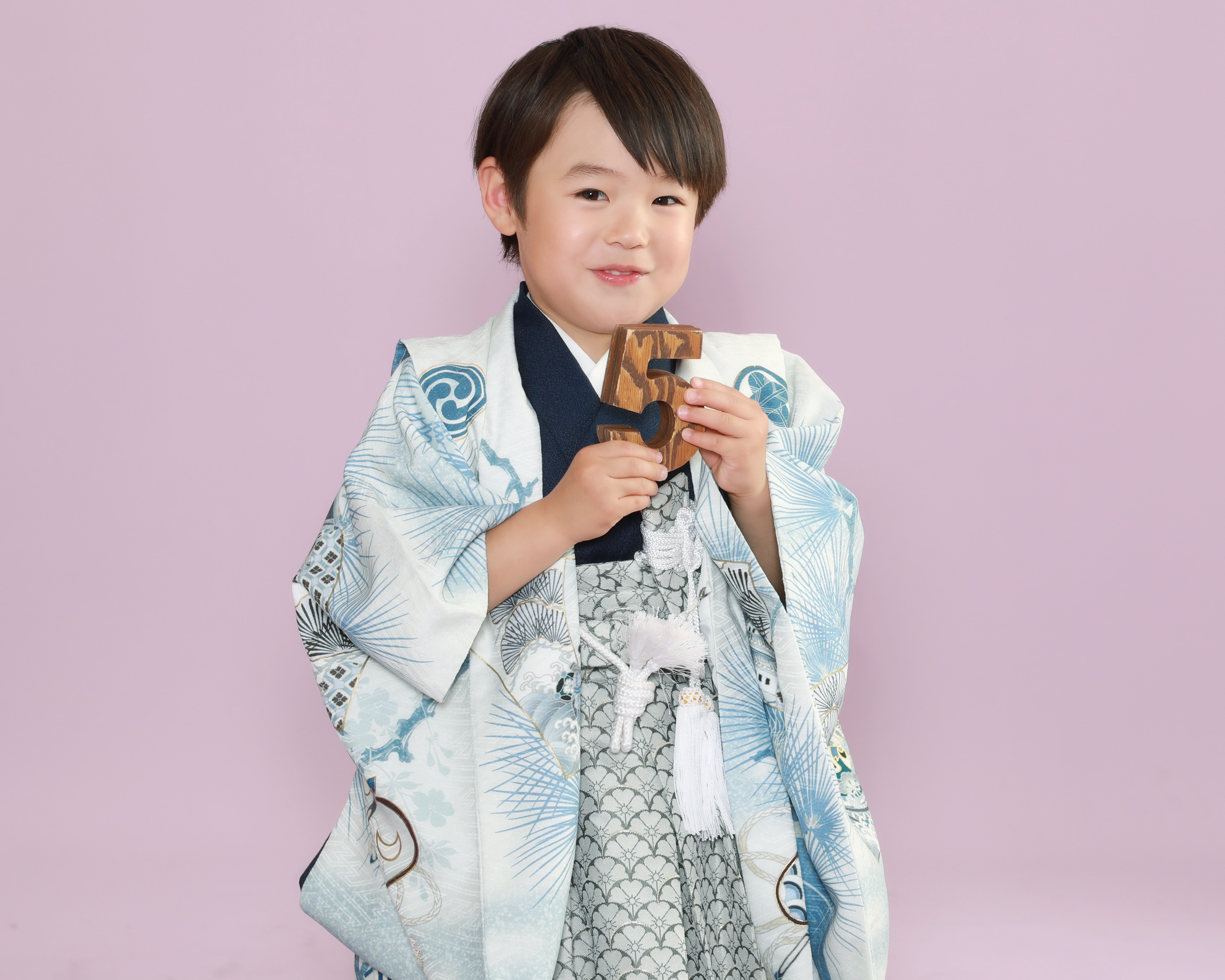 白×水色の着物を着て5の積み木を持って撮影した五歳男の子の写真