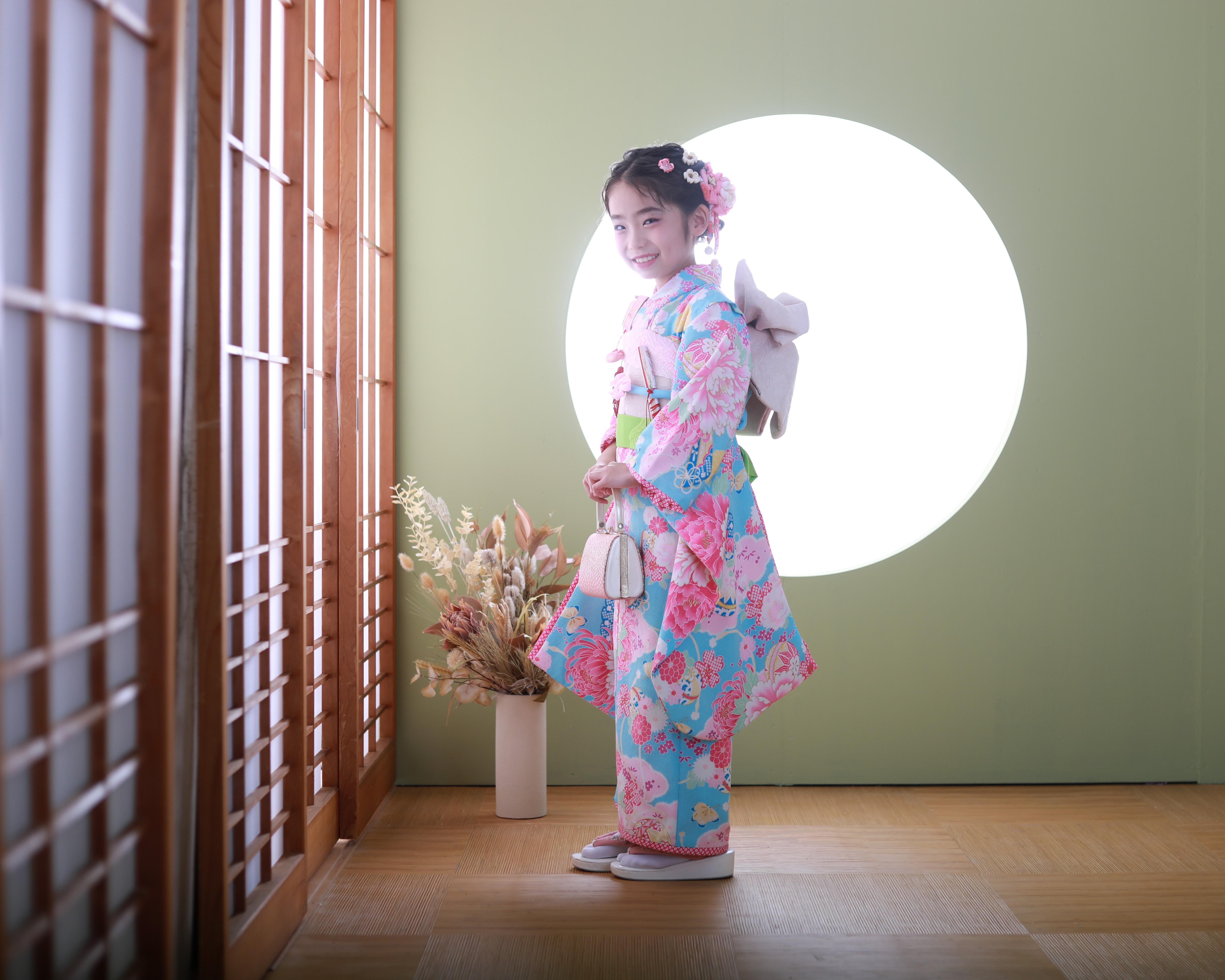 水色の着物を着て障子風背景で撮影した七歳女の子の写真
