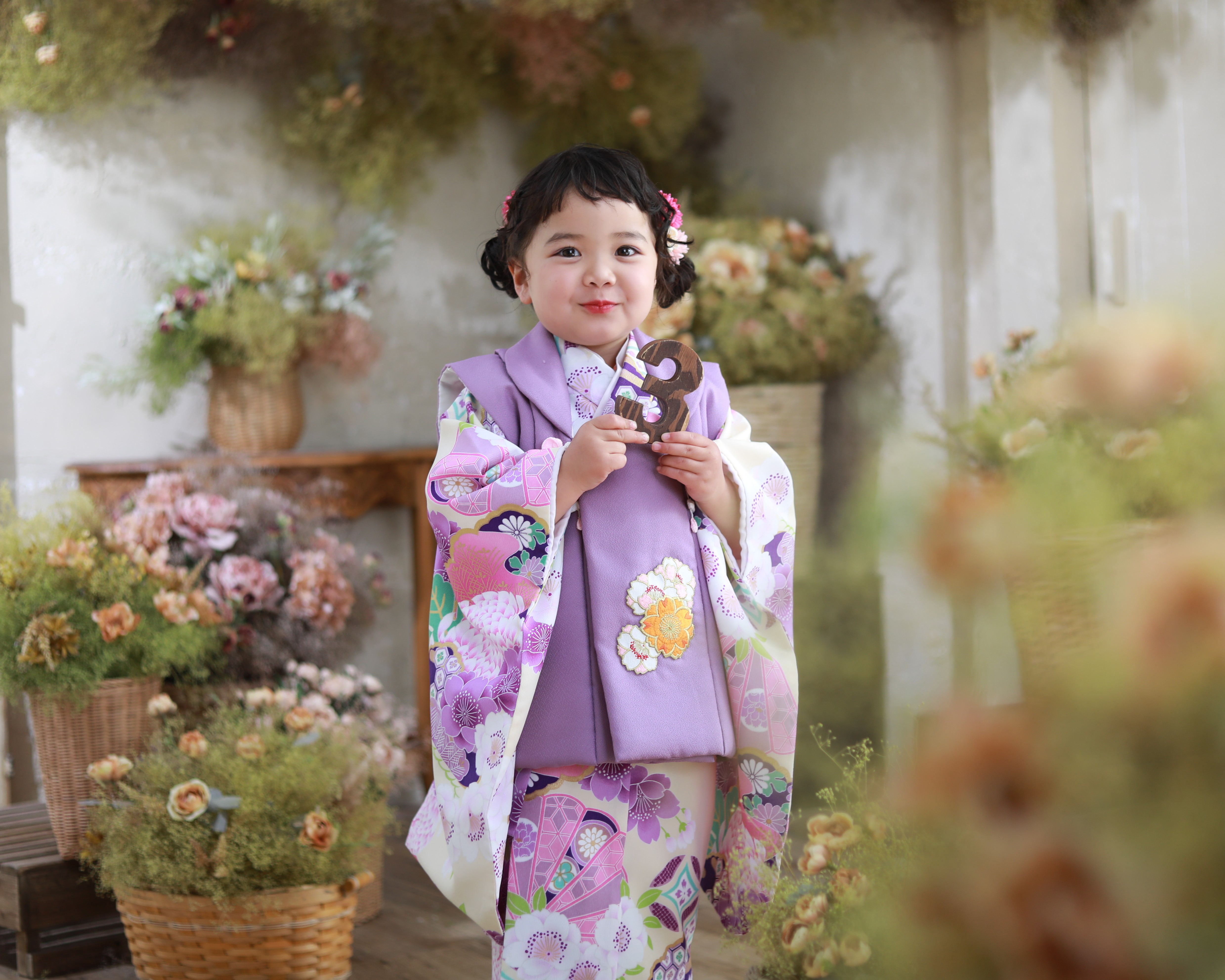 紫の着物を着て3の積み木を持って三歳女の子の写真