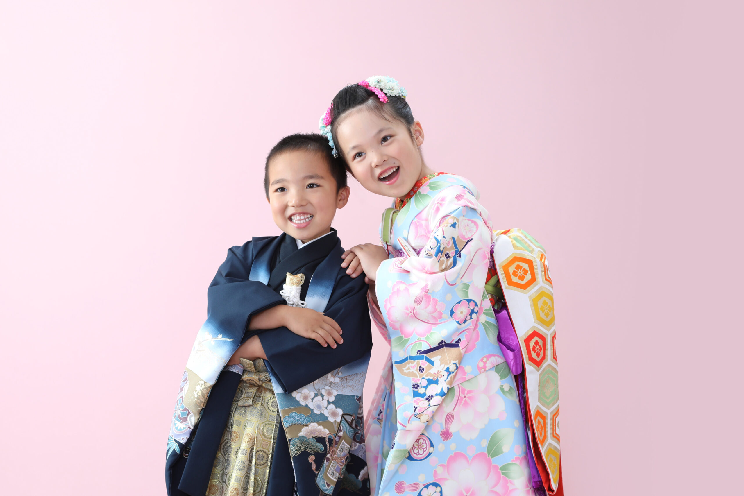 紺色の着物を着た5歳の男の子と水色の舞妓衣装を着た7歳の女の子