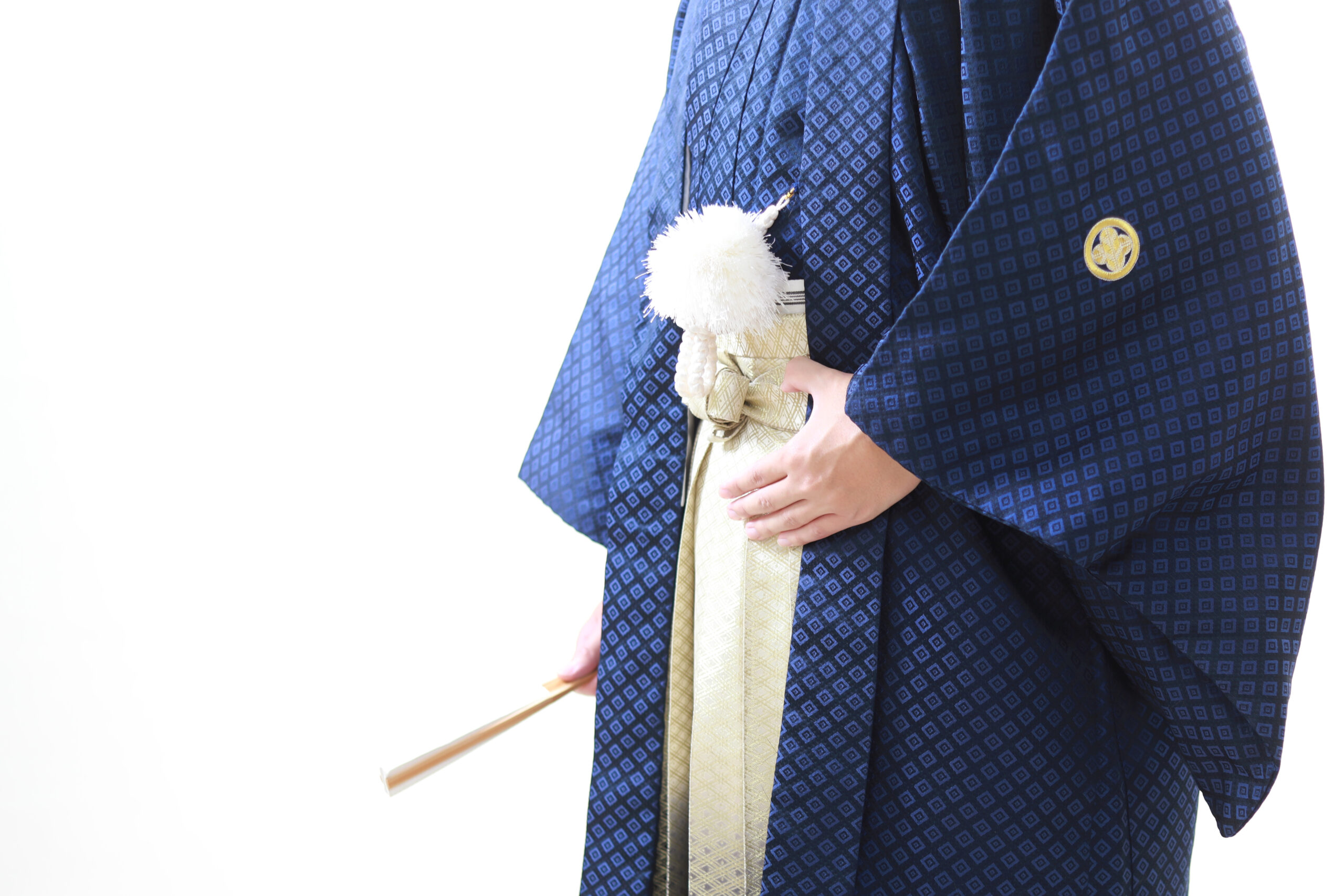 紺色の羽織×ゴールドの袴を着て成人式の前撮りをされたお客様の衣裳を写したオフショット