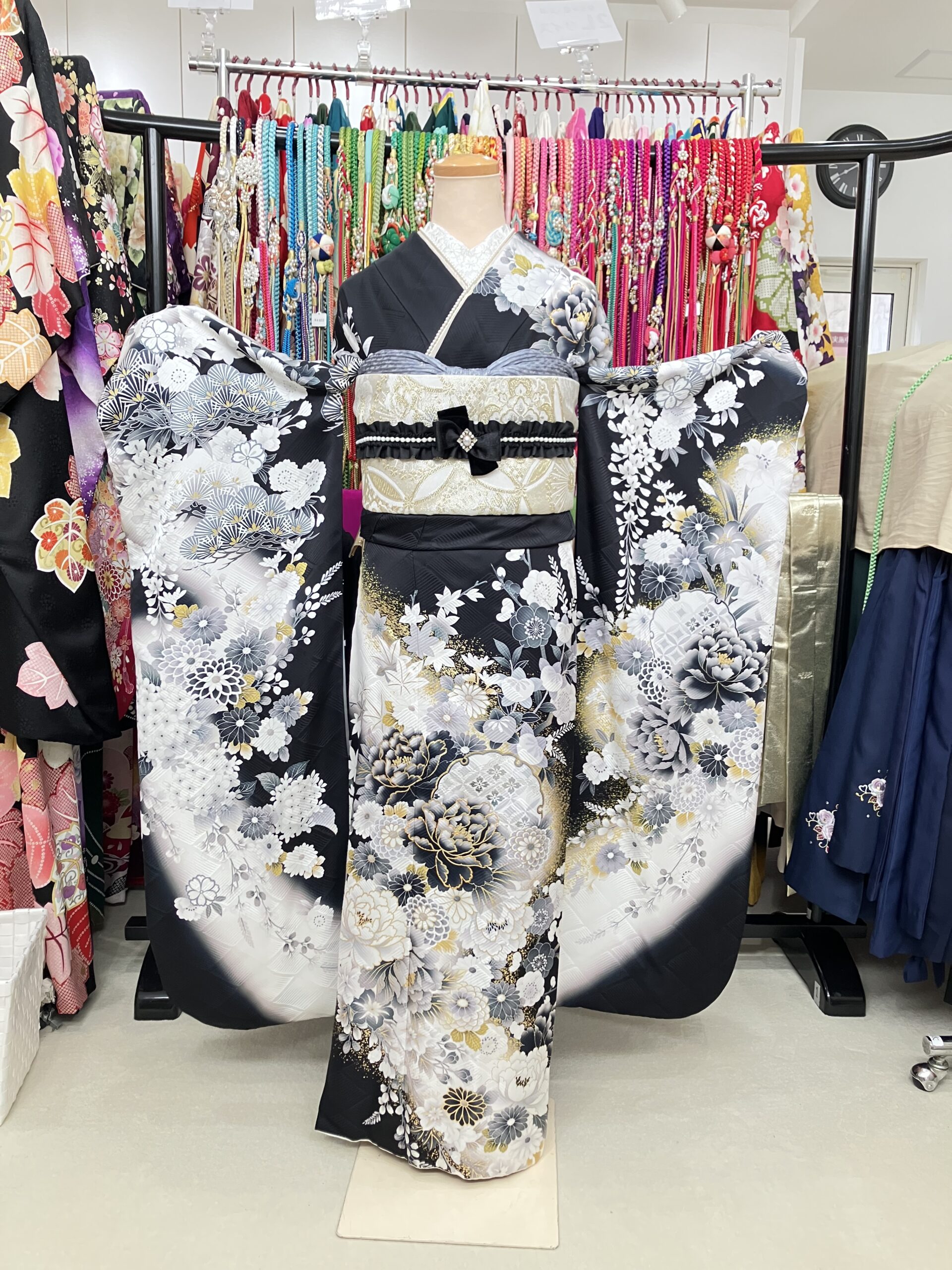 黒系振袖に新作小物を合わせたコーディネート例の画像（全身）