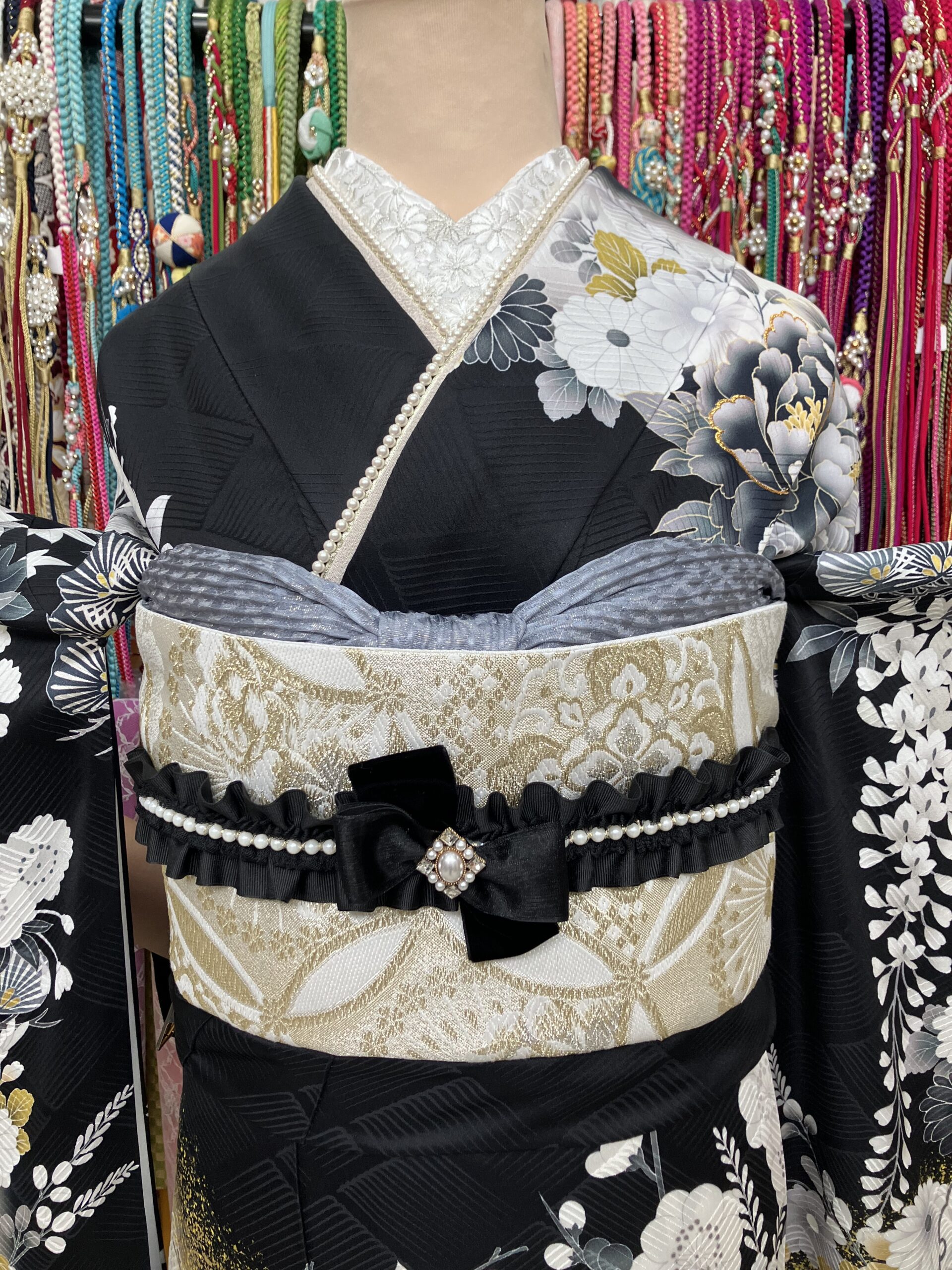 黒系振袖に新作小物を合わせたコーディネート例の画像（バストアップ）