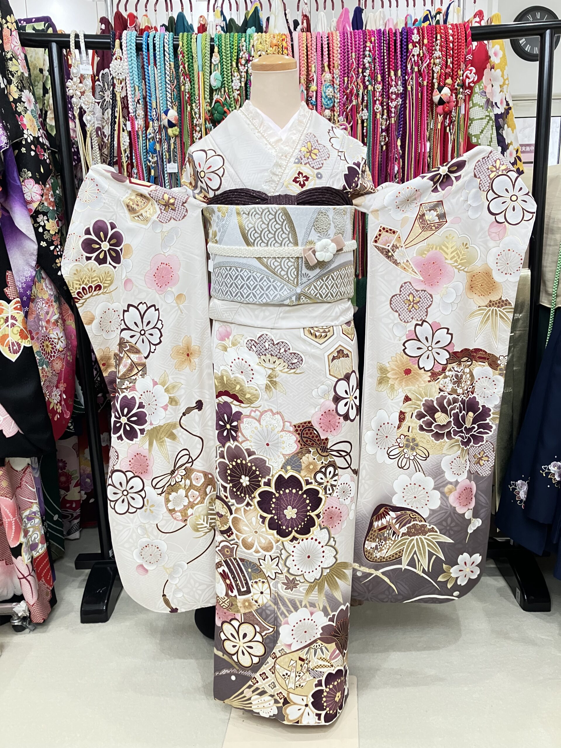 白系振袖に新作小物を合わせたコーディネート例の画像（全身）