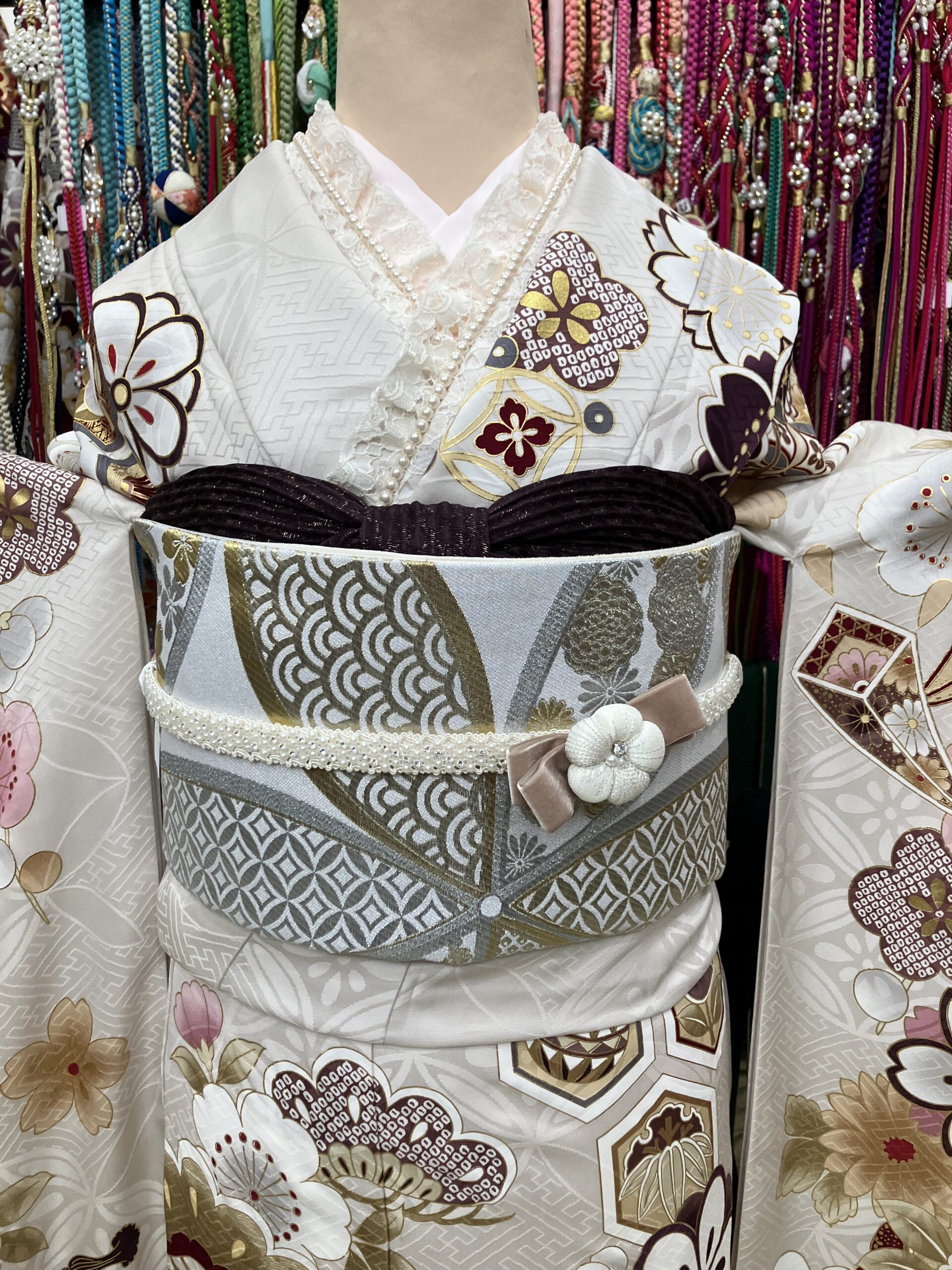 白系振袖に新作小物を合わせたコーディネート例の画像（アップ）