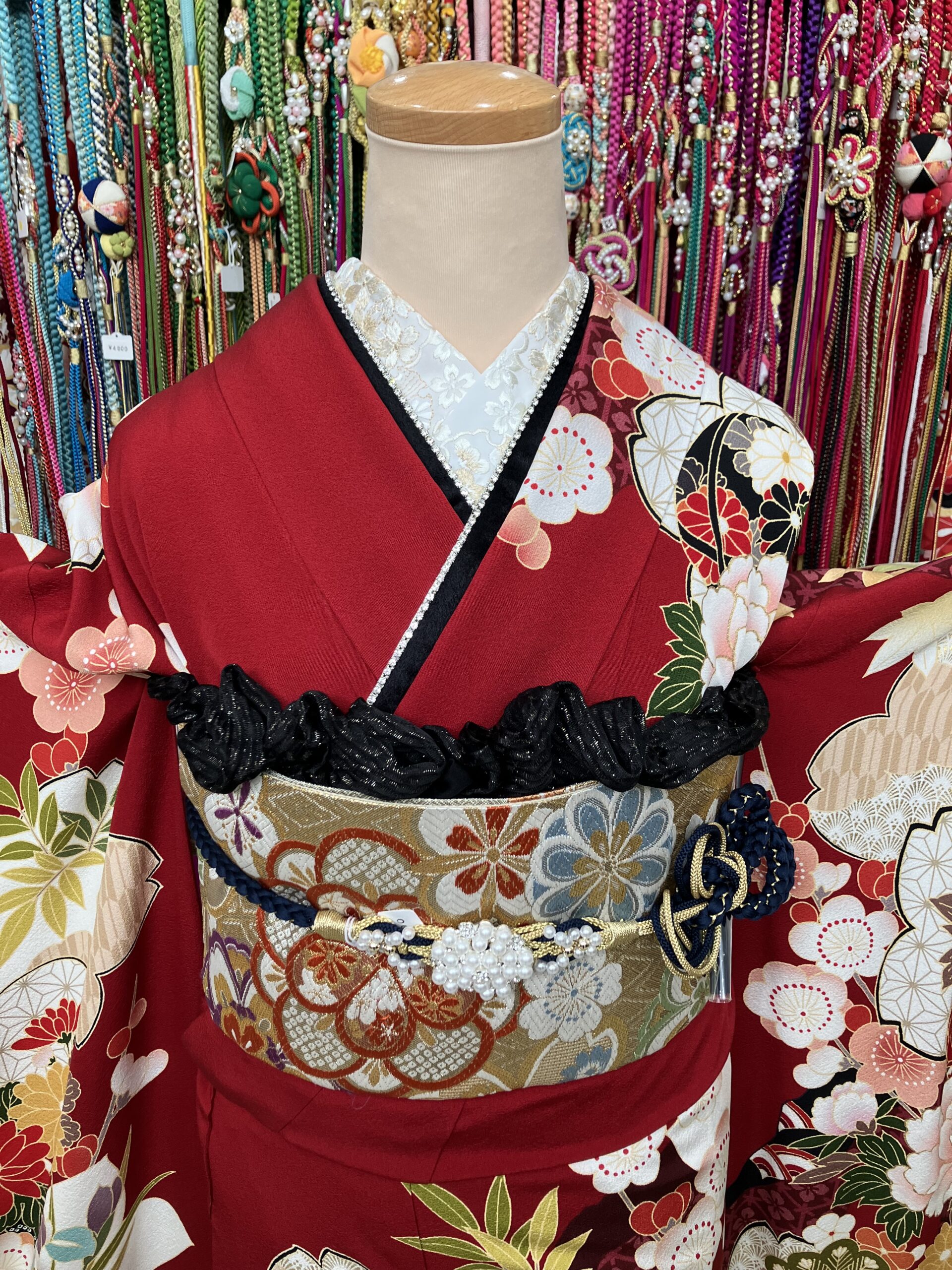 赤系振袖に新作小物を合わせたコーディネート例の画像（アップ）