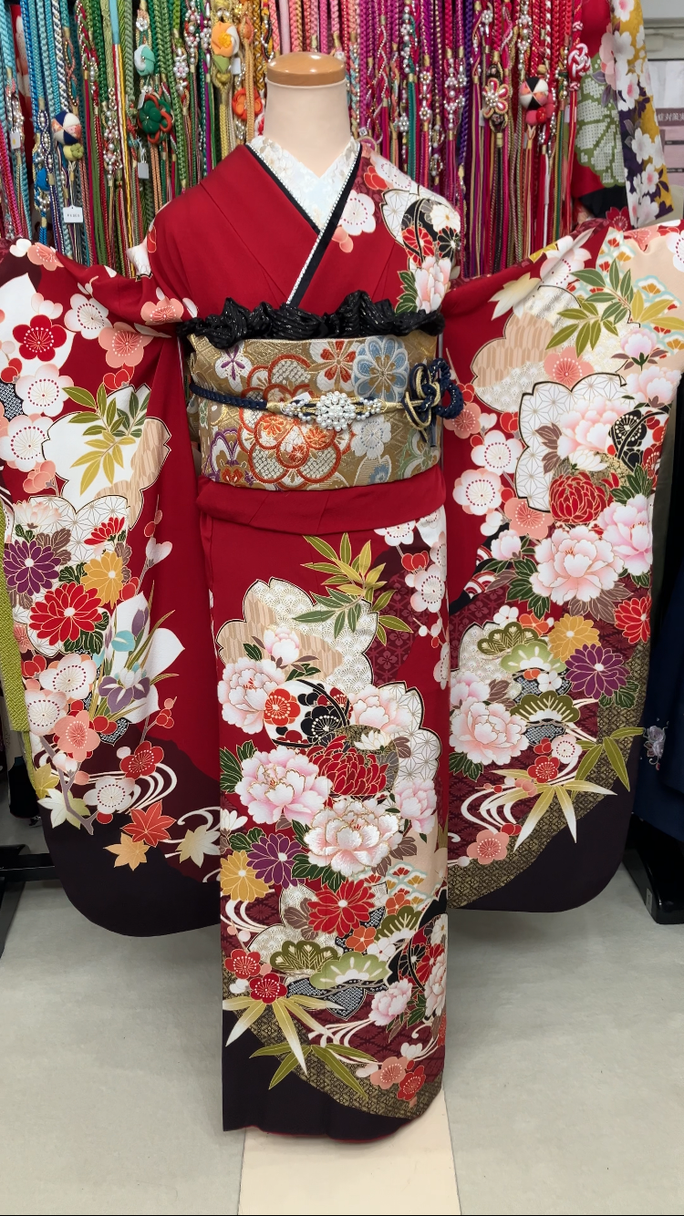 赤系振袖に新作小物を合わせたコーディネート例の画像（全身）