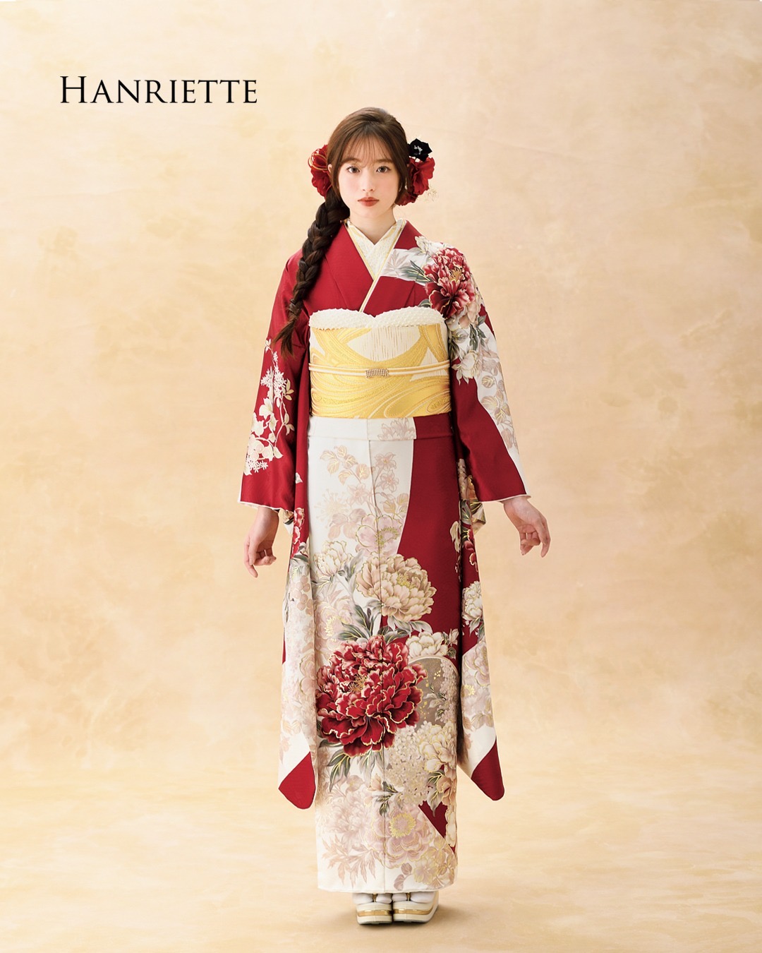 大柄の牡丹や菊の花が美しい坂色の新作振袖を着たモデル画像
