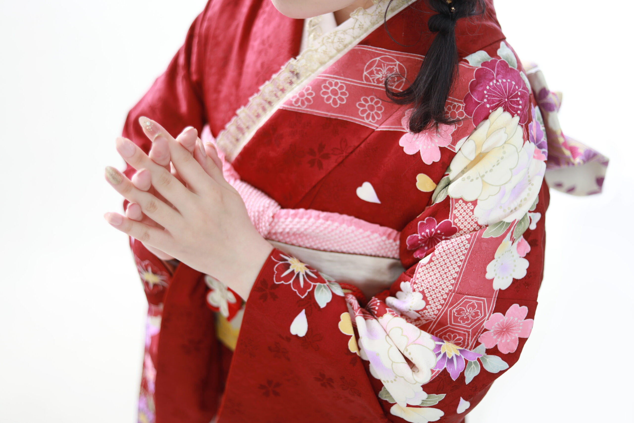 赤い振袖で成人式の前撮りをされたお嬢様の襟元・手元を映したオフショット