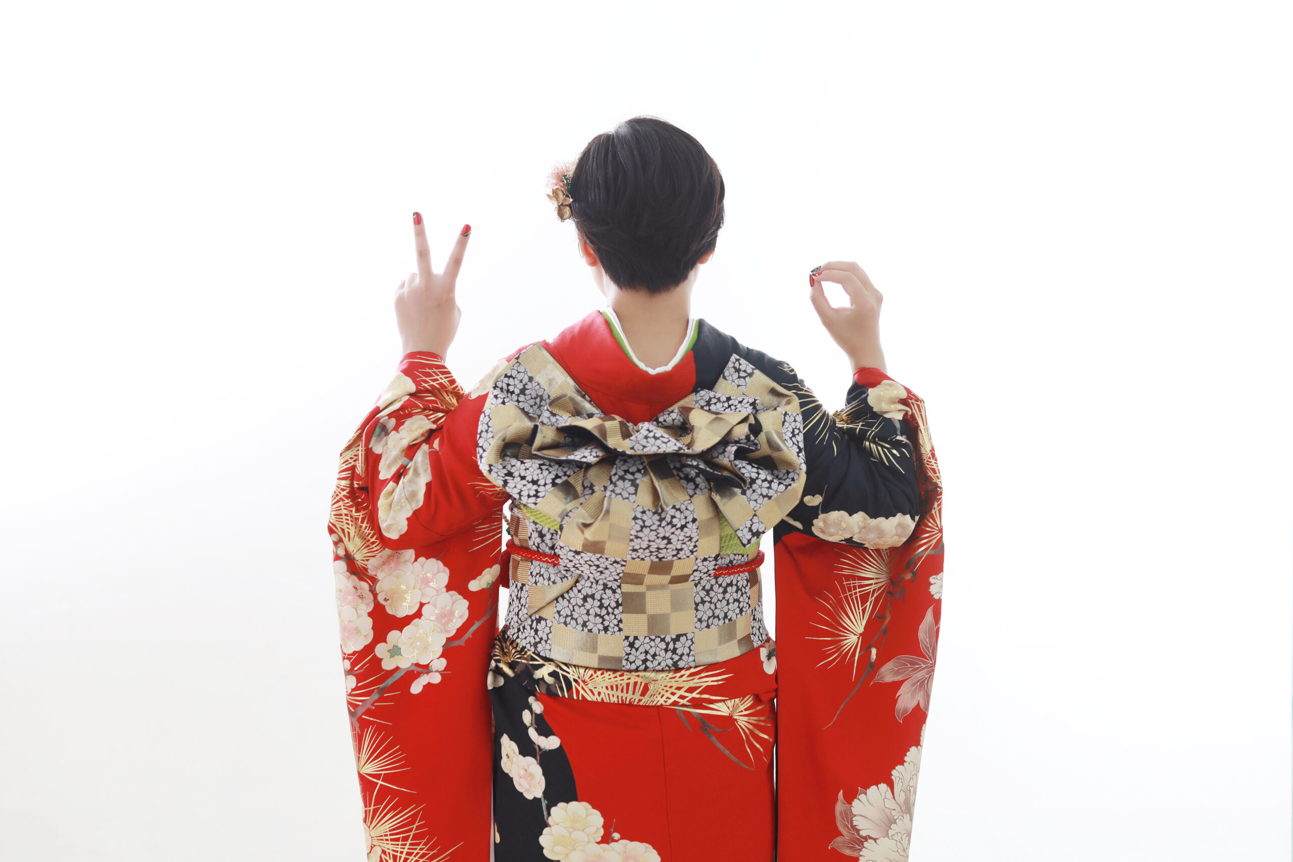 赤×黒の振袖を着て成人式の前撮りをされたお嬢様の、指で20を作ったオフショットの写真