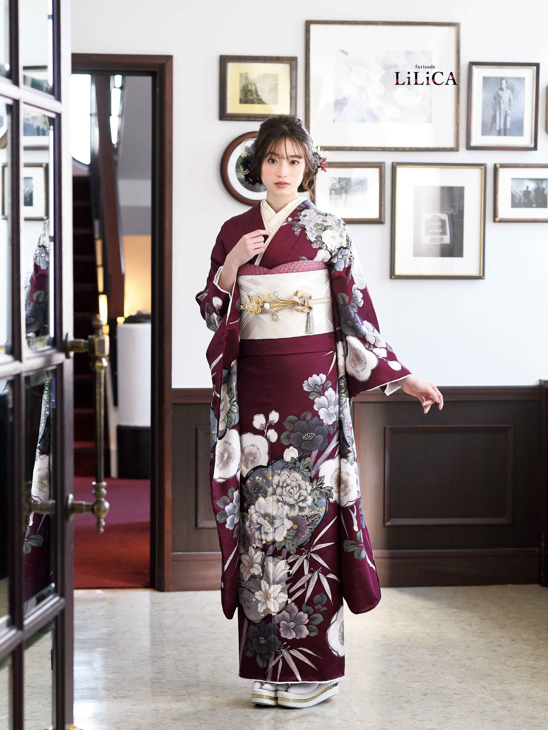 えんじ色の新作振袖を着たモデル画像