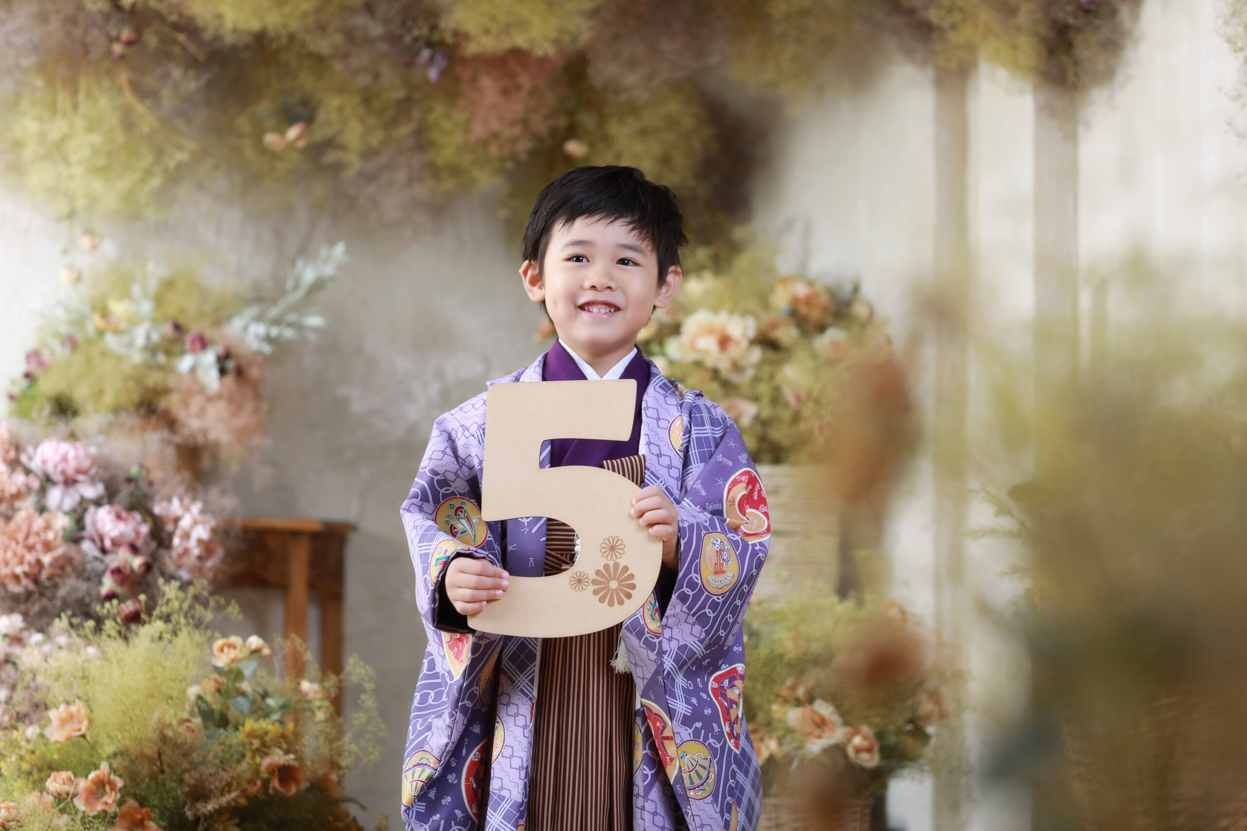 紫の着物を着て5のパネルを持った五歳男の子の七五三前撮り写真
