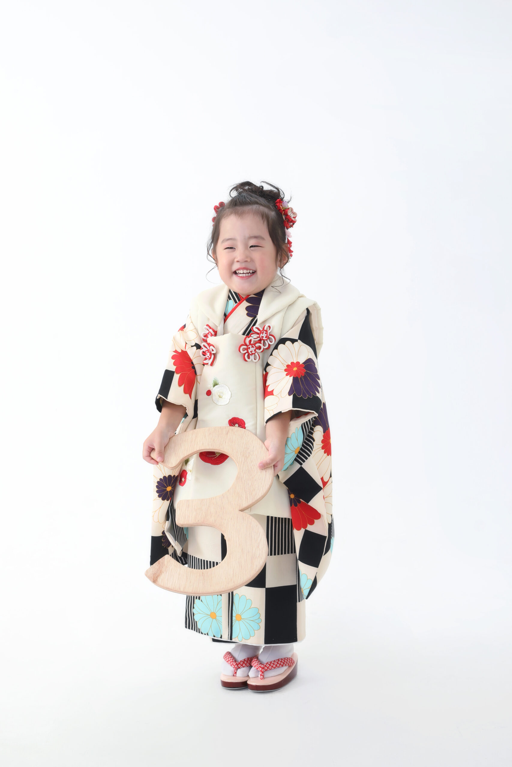 新作の被布をきている3歳の女の子
