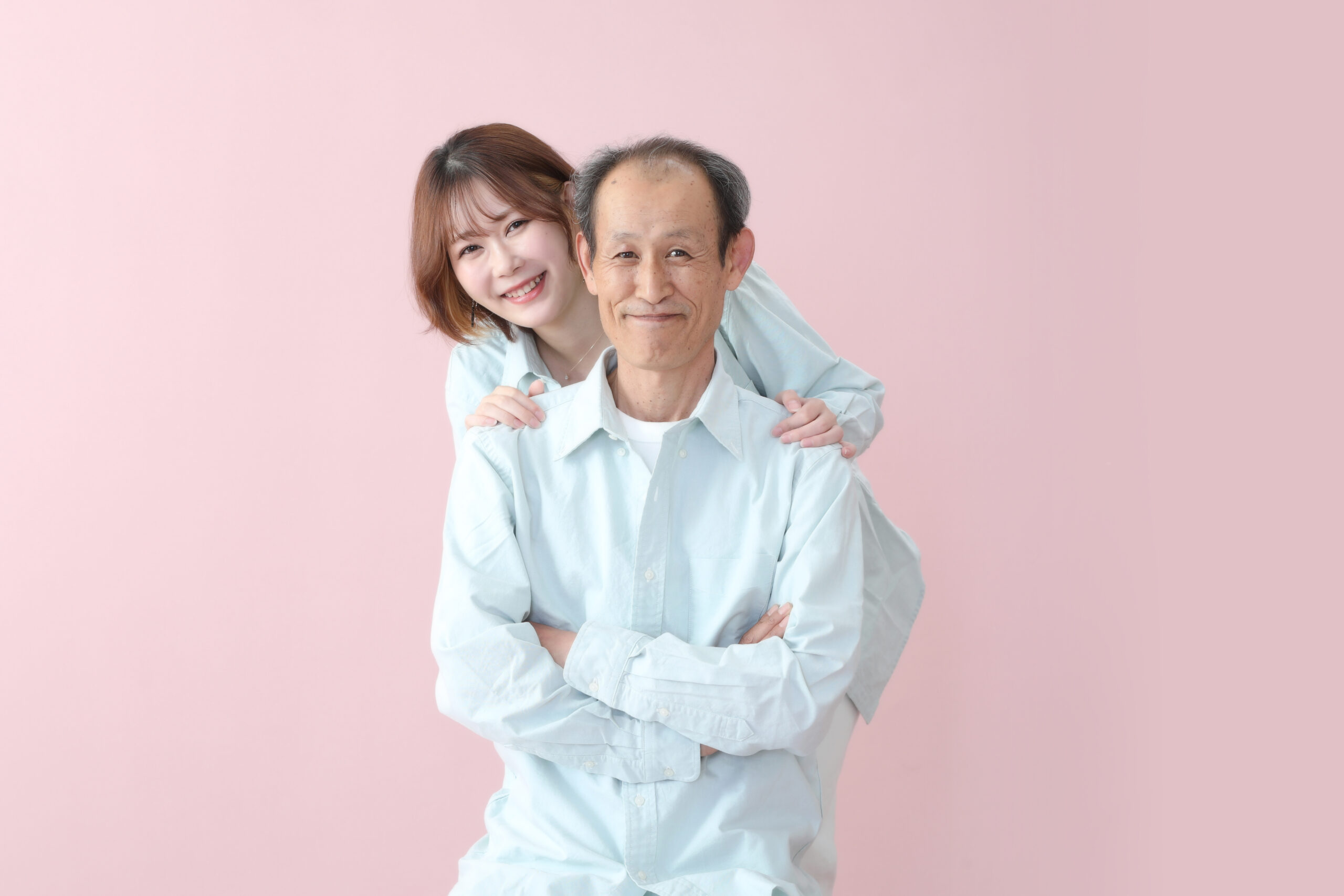 父親と娘のペアルック家族写真