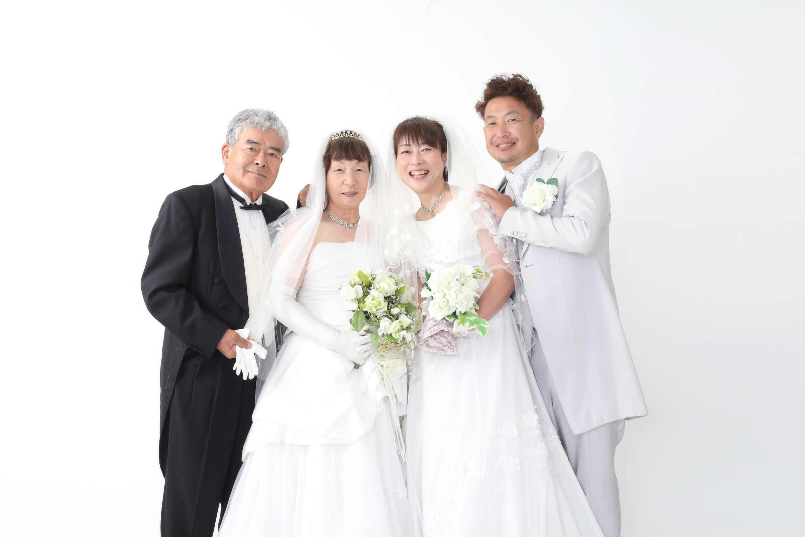 結婚50周年の親夫婦と結婚20周年の娘夫婦の周年記念写真