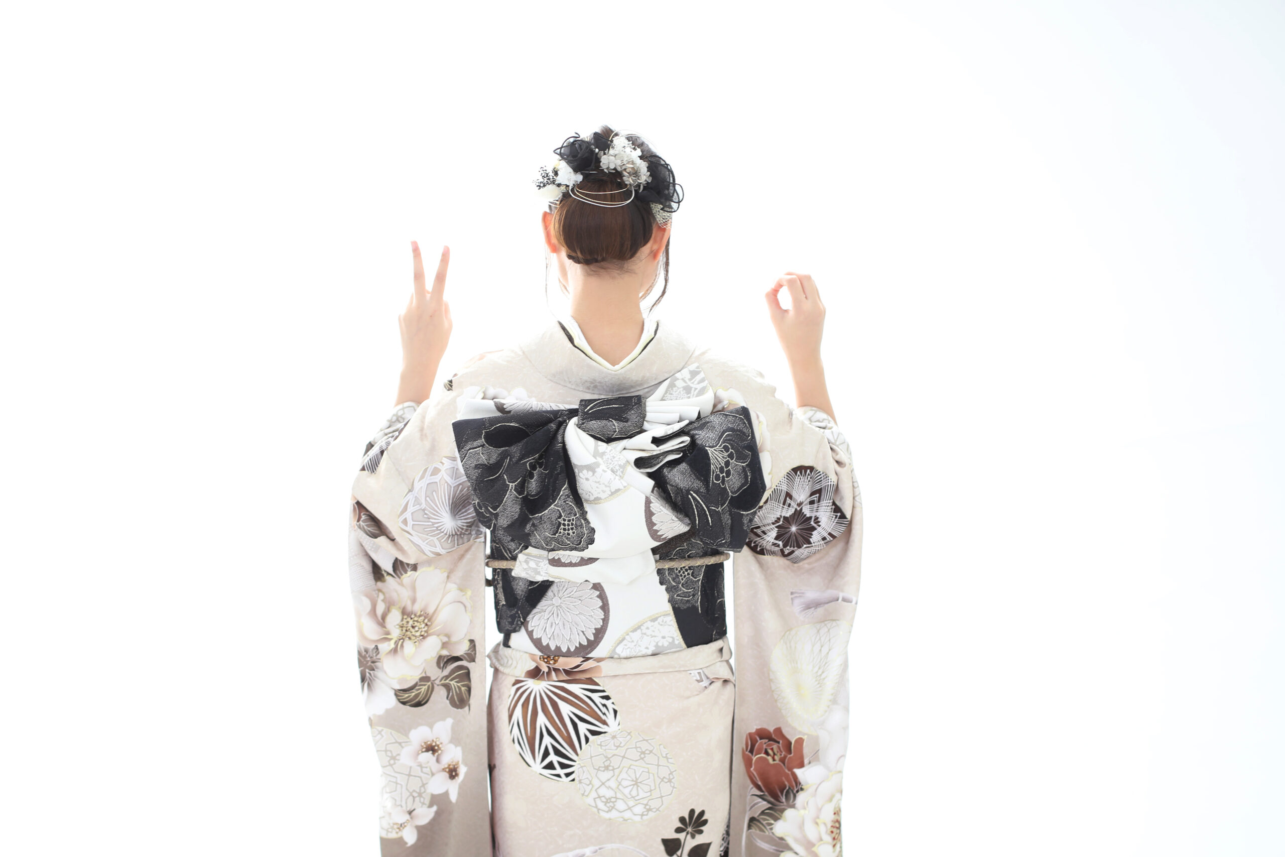 くすみカラーの振袖を来た20歳女の子の後姿