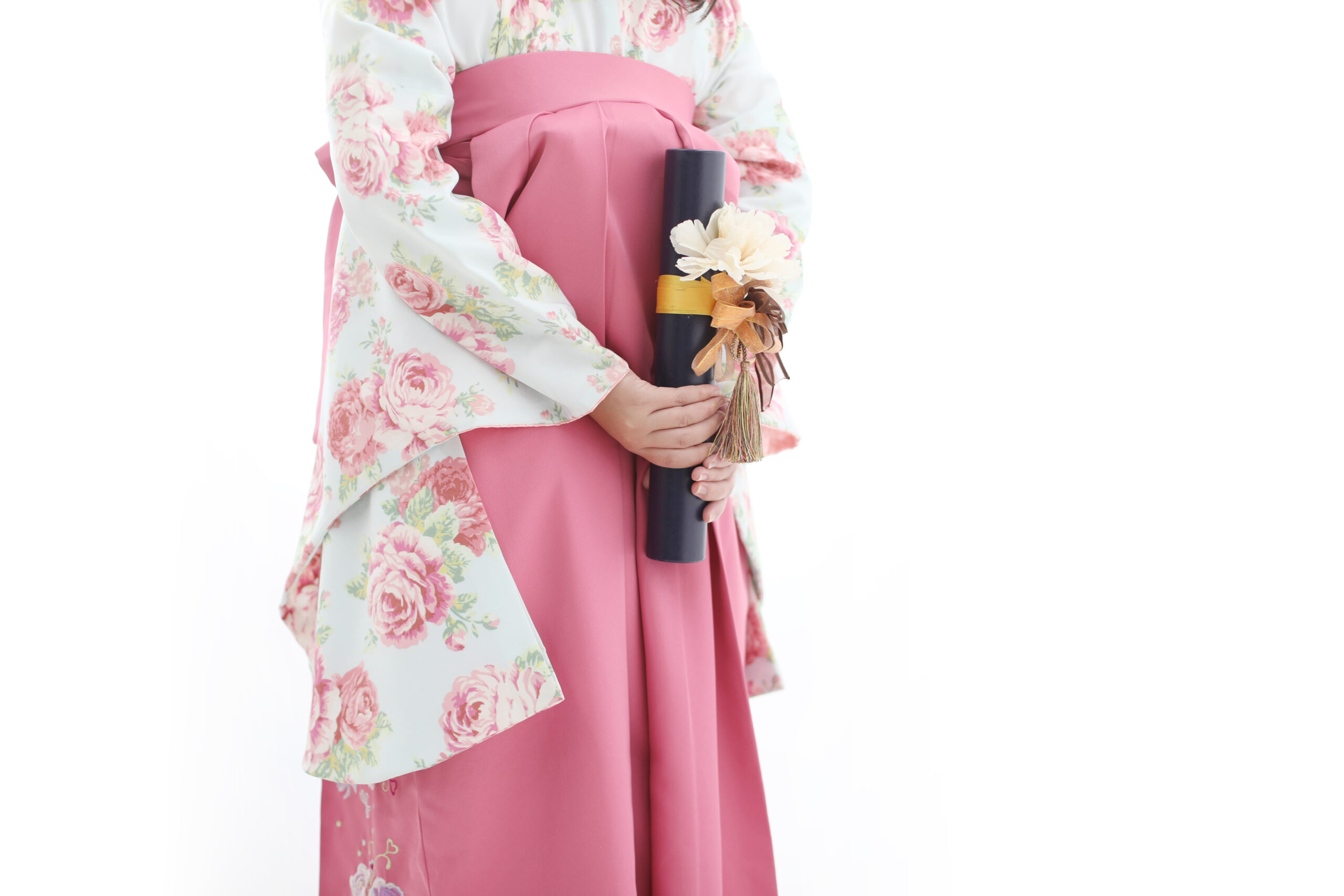 水色の着物とパステルピンスの袴を着た女性