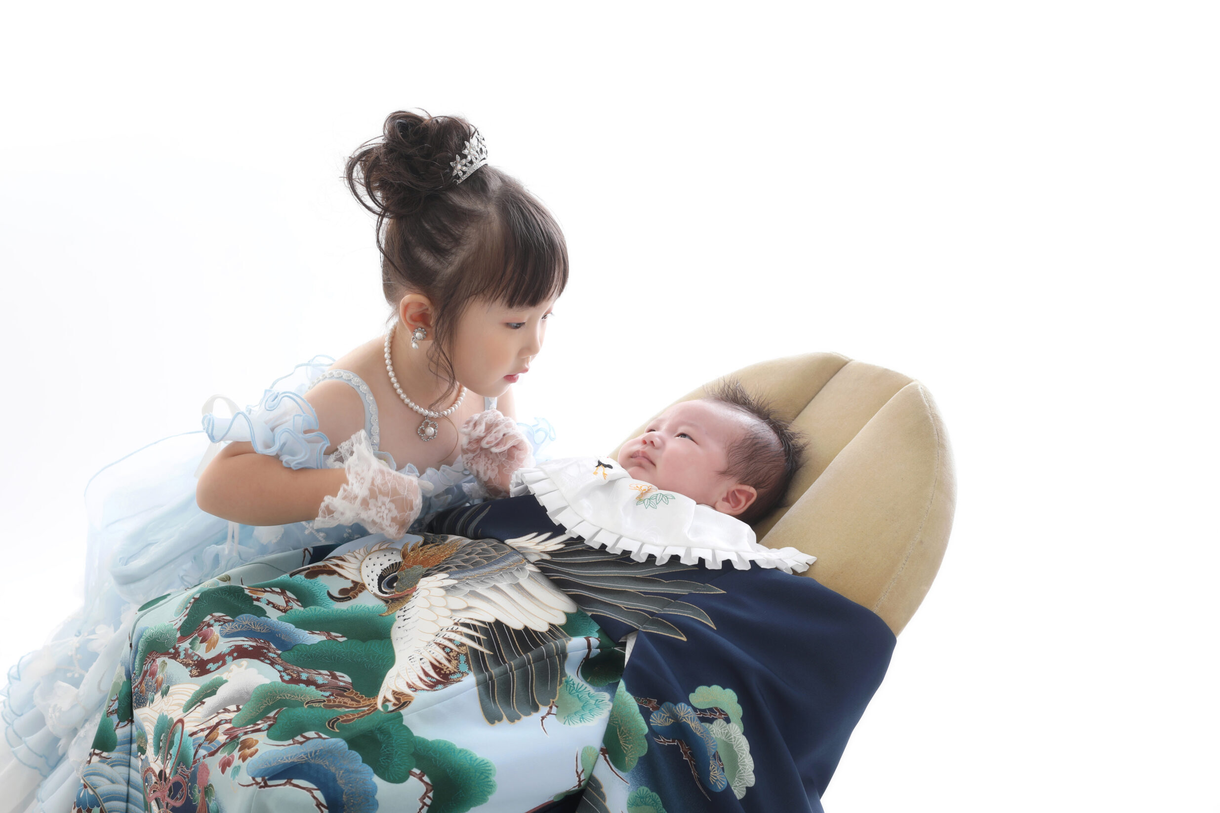 4歳の水色のドレスを着たお姉ちゃんと、0歳のお宮参りの掛着姿の弟君