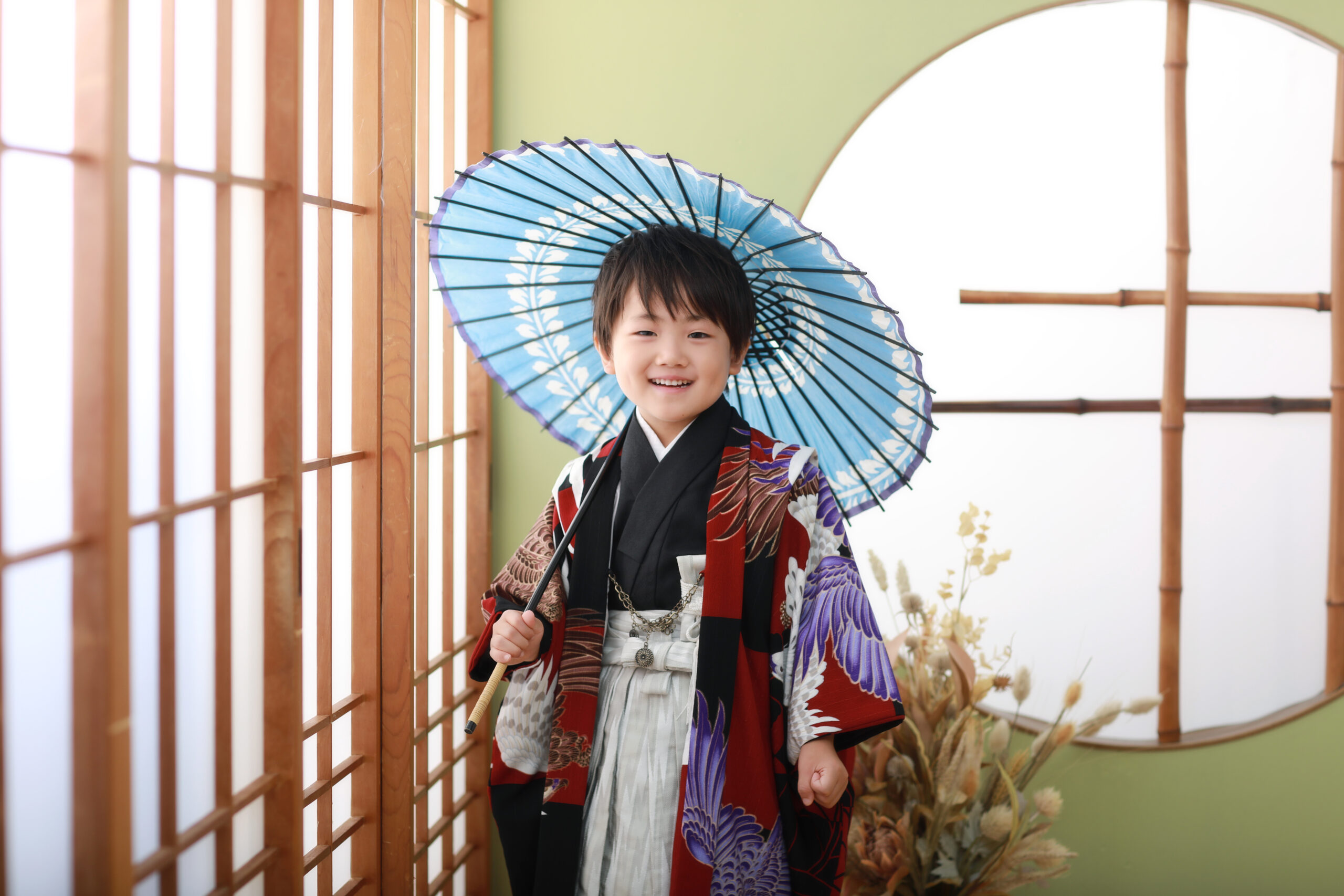 2025年1番人気の赤い着物を着た五歳男の子の七五三写真