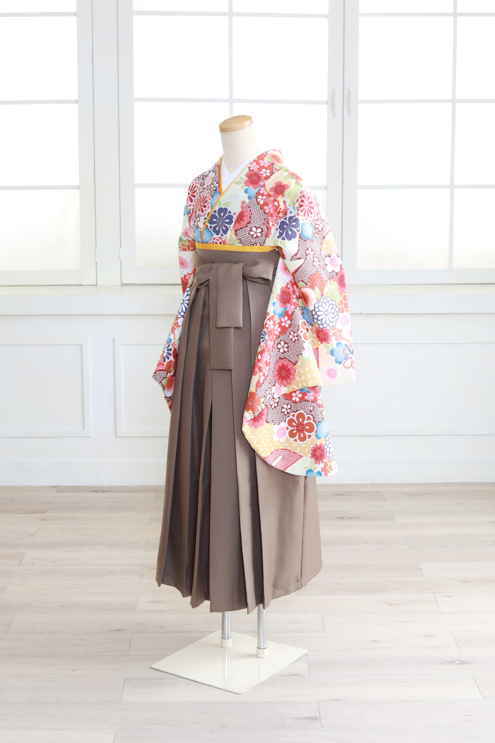 新色ブラウン袴の全体を写した画像