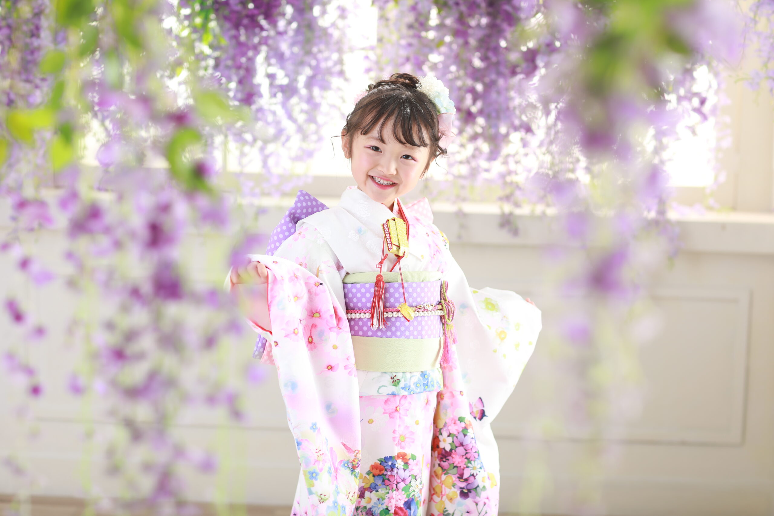 2025年1番人気の白い着物を着た七歳女の子の七五三写真
