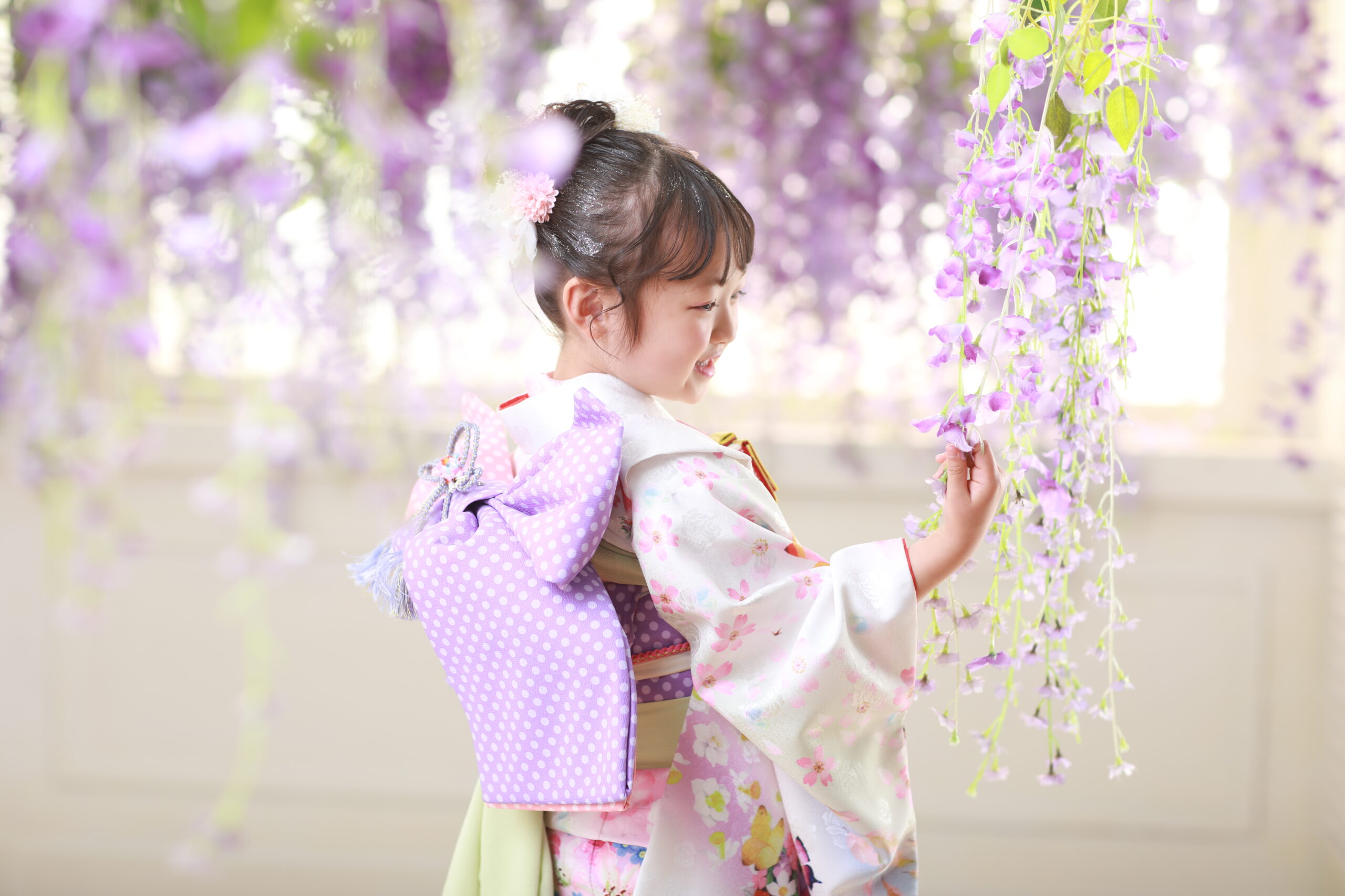 2025年1番人気の白い着物を着た七歳女の子の帯姿の七五三写真