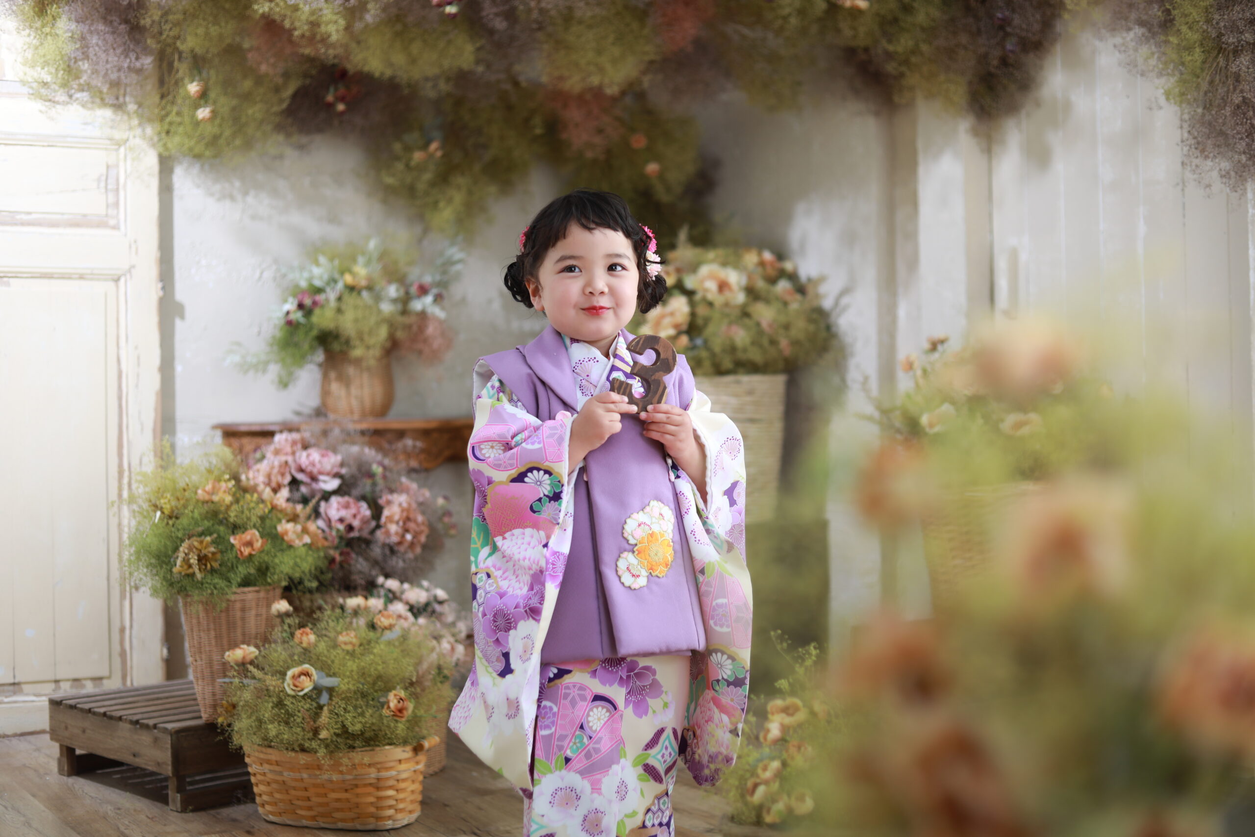 2025年1番人気の紫着物を着た三歳女の子の七五三写真
