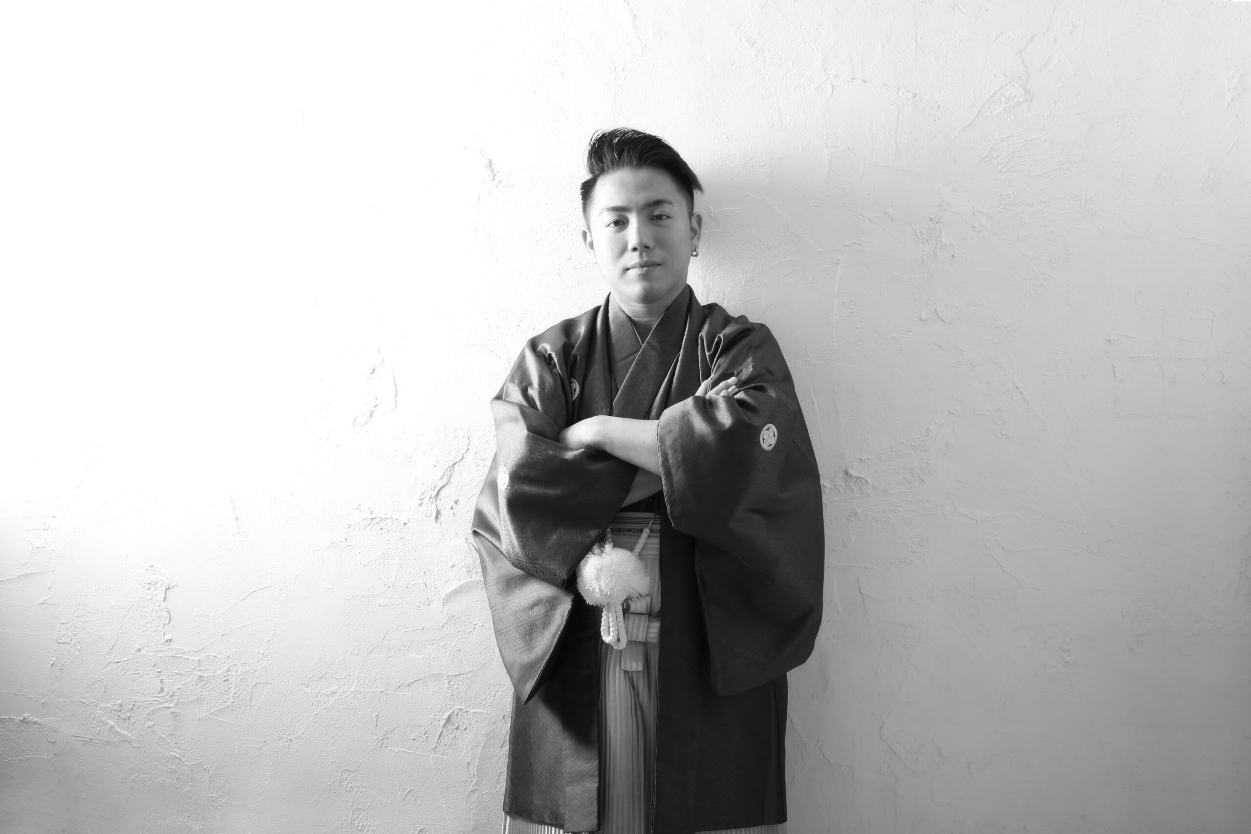 緑色の紋付き袴を着た21歳のせいじんの後撮りをした男性