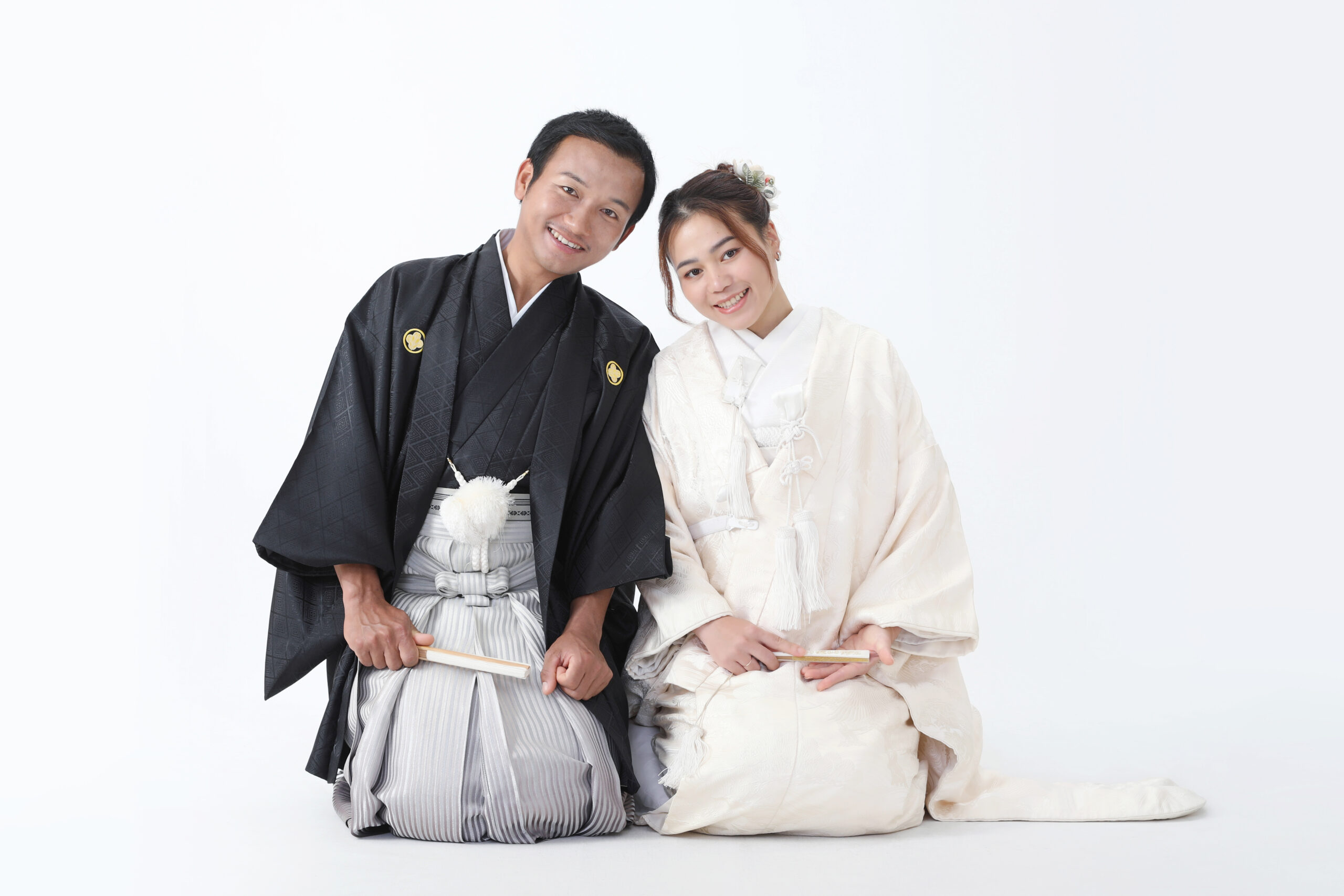 黒の紋付袴を来た男性と白無垢を着ている女性の正座ショット