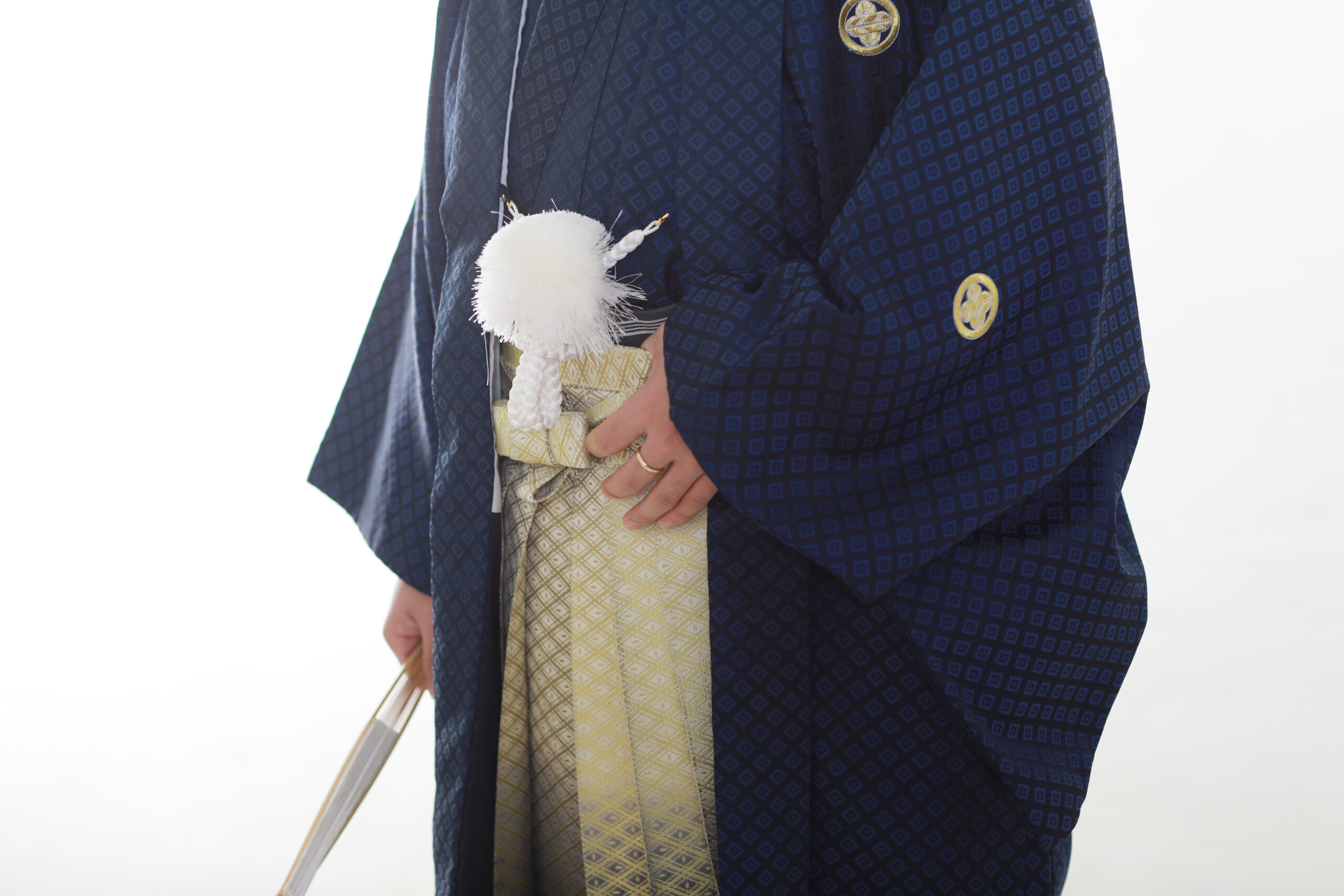 紺色羽織×ゴールド袴で成人式の前撮りをされたお客様のオフショット