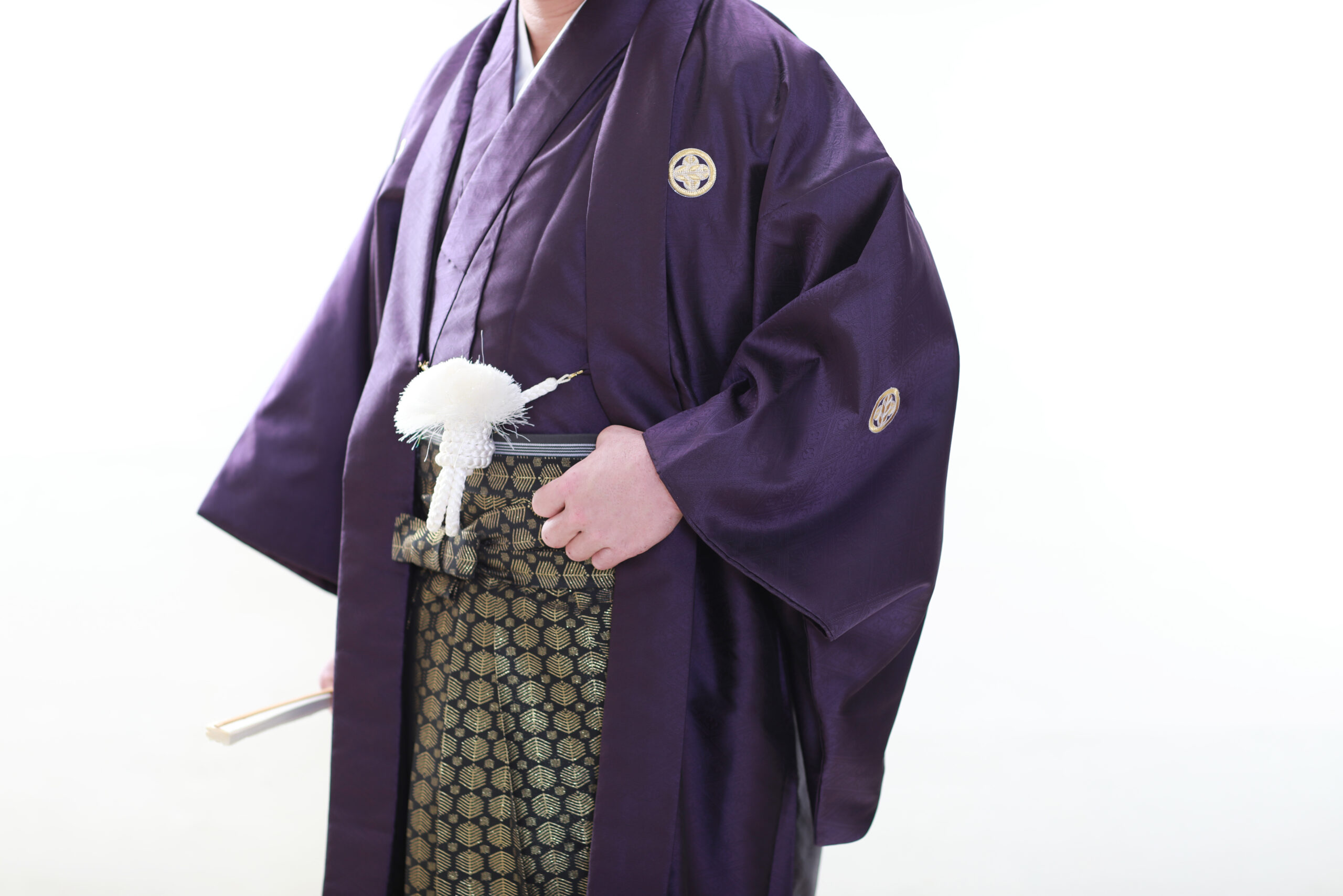紫色の紋付き袴を着た21歳のせいじんの後撮りをした男性