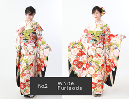 白地に赤い古典柄の振袖を着た二十歳の女性