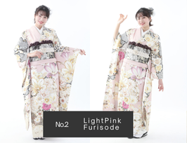 薄ピンクの振袖を着ているはたちの女性