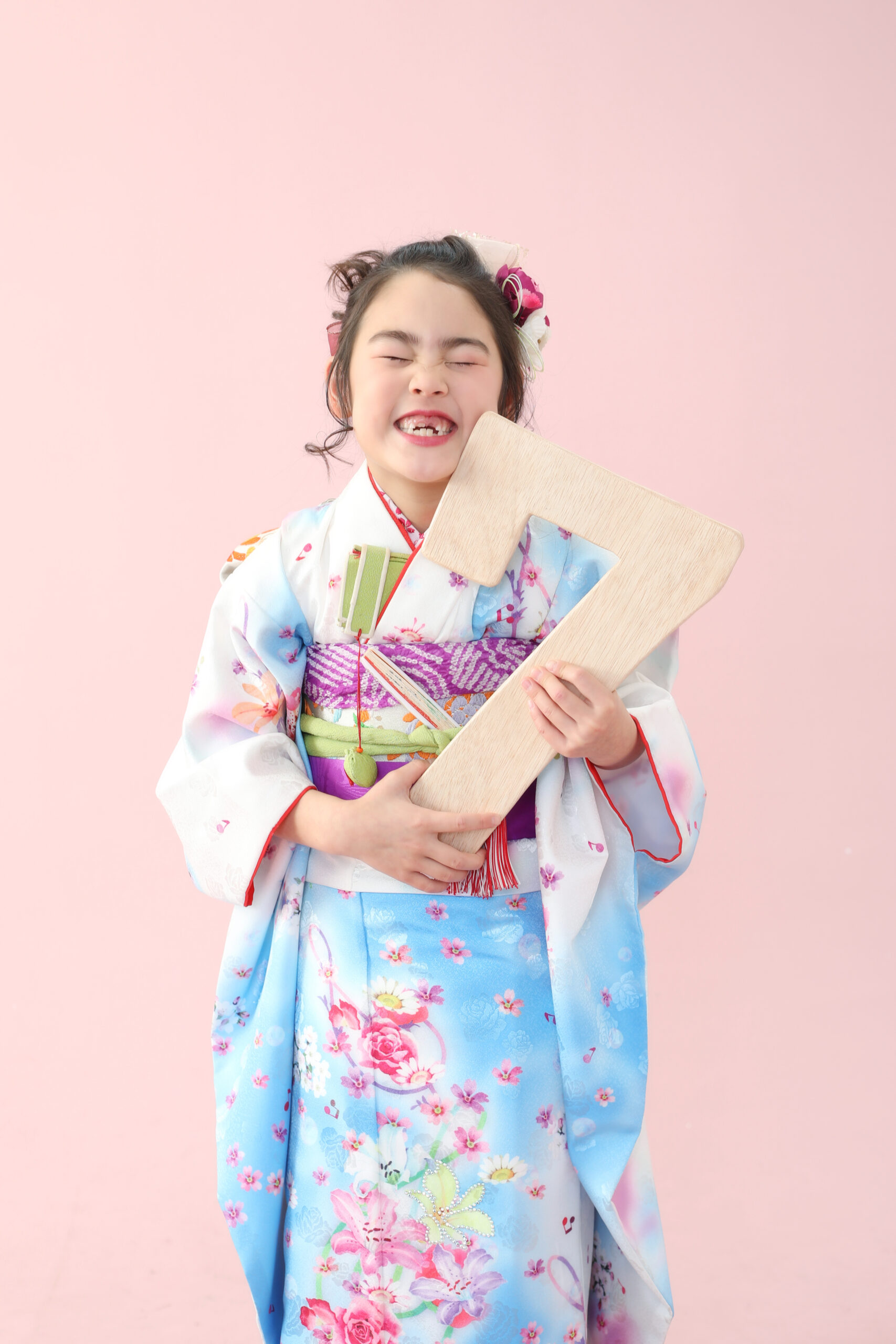 くしゃっと笑った顔が可愛い着物を着た7歳の七五三の女の子