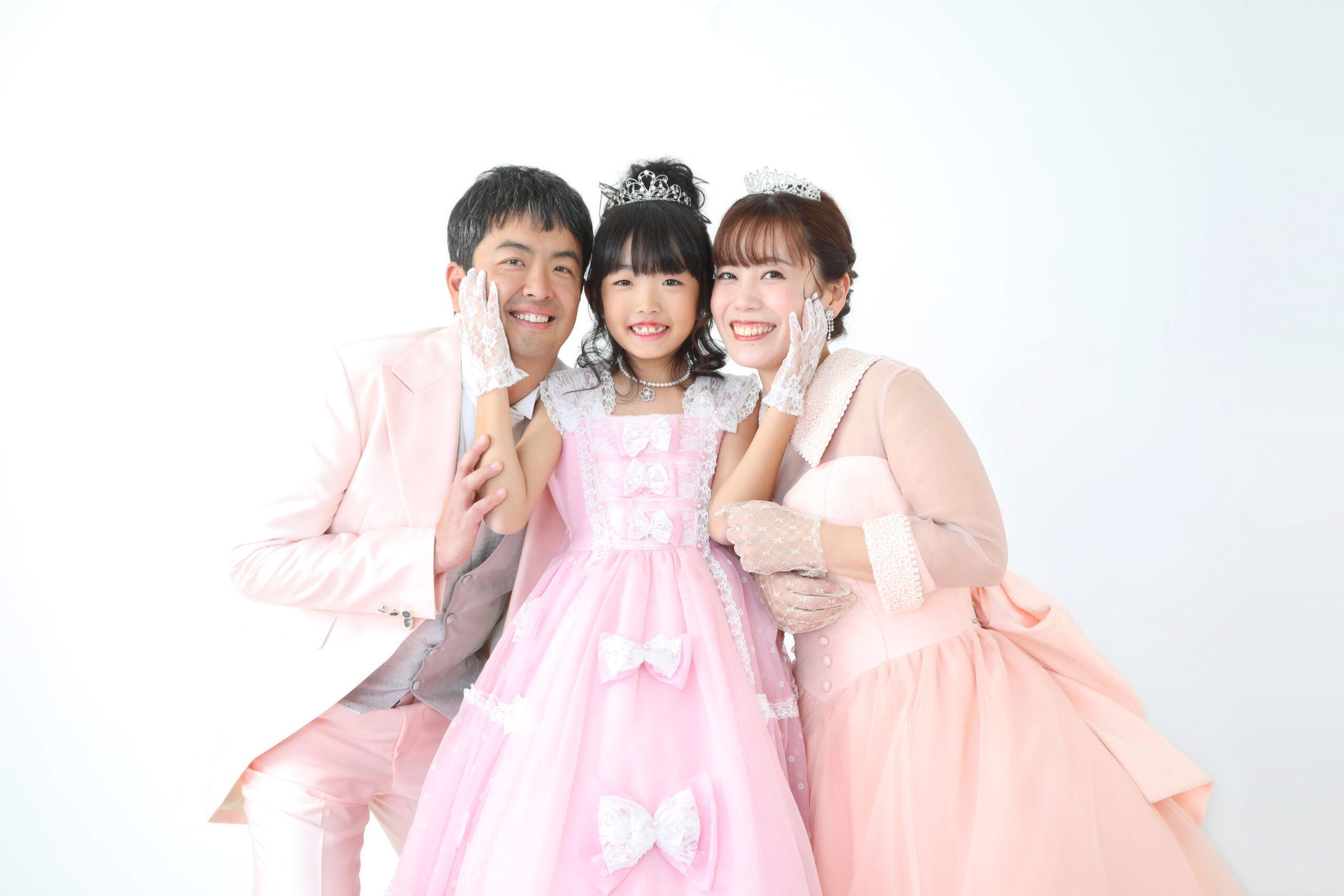 7歳の七五三の女の子と お父さんお母さんの3人の洋装写真